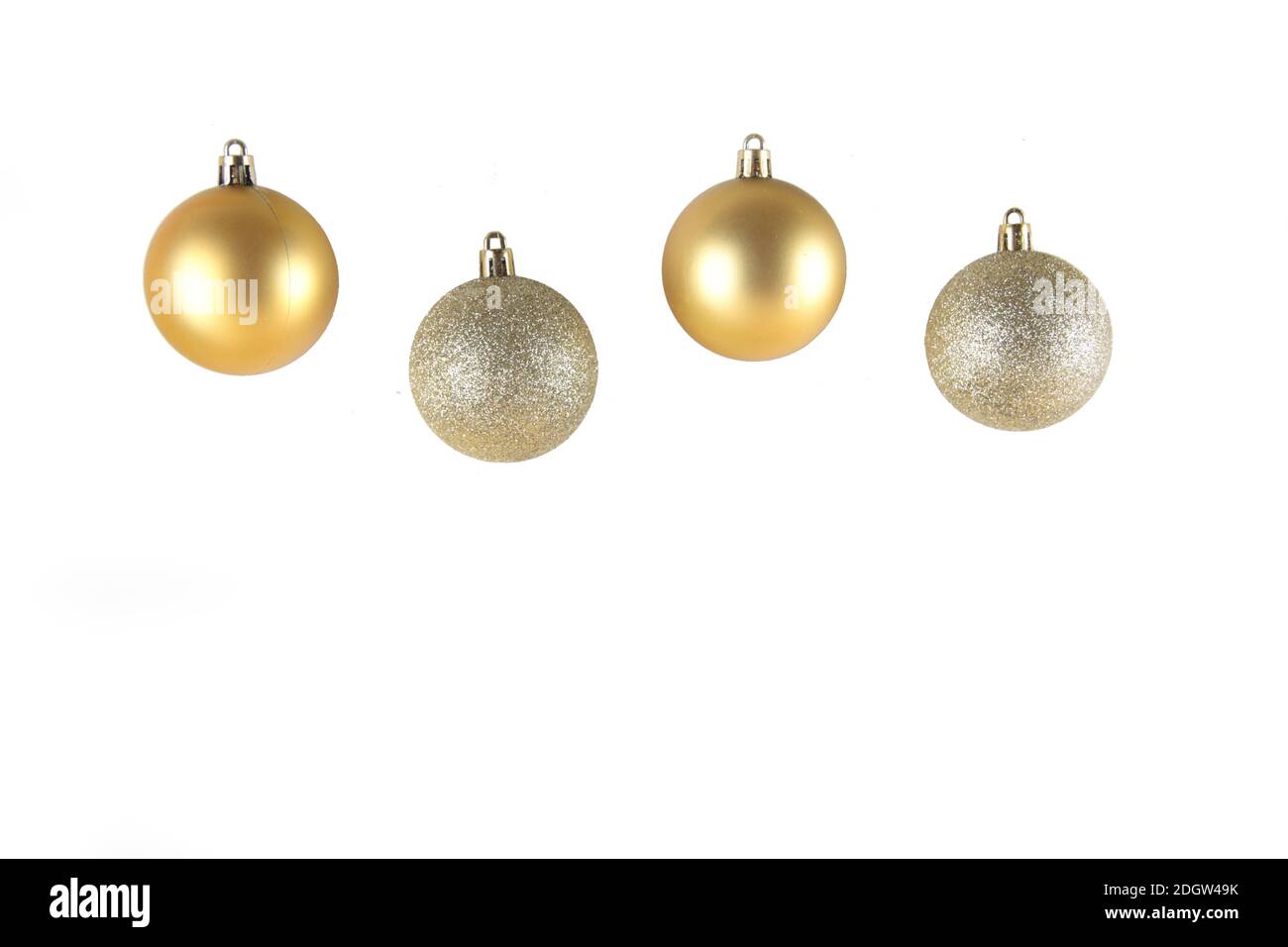 Vier goldene weihnachtskugeln isoliert auf weißem Hintergrund. Minimales Weihnachtskonzept. Speicherplatz kopieren. Horizontales Bild Stockfoto