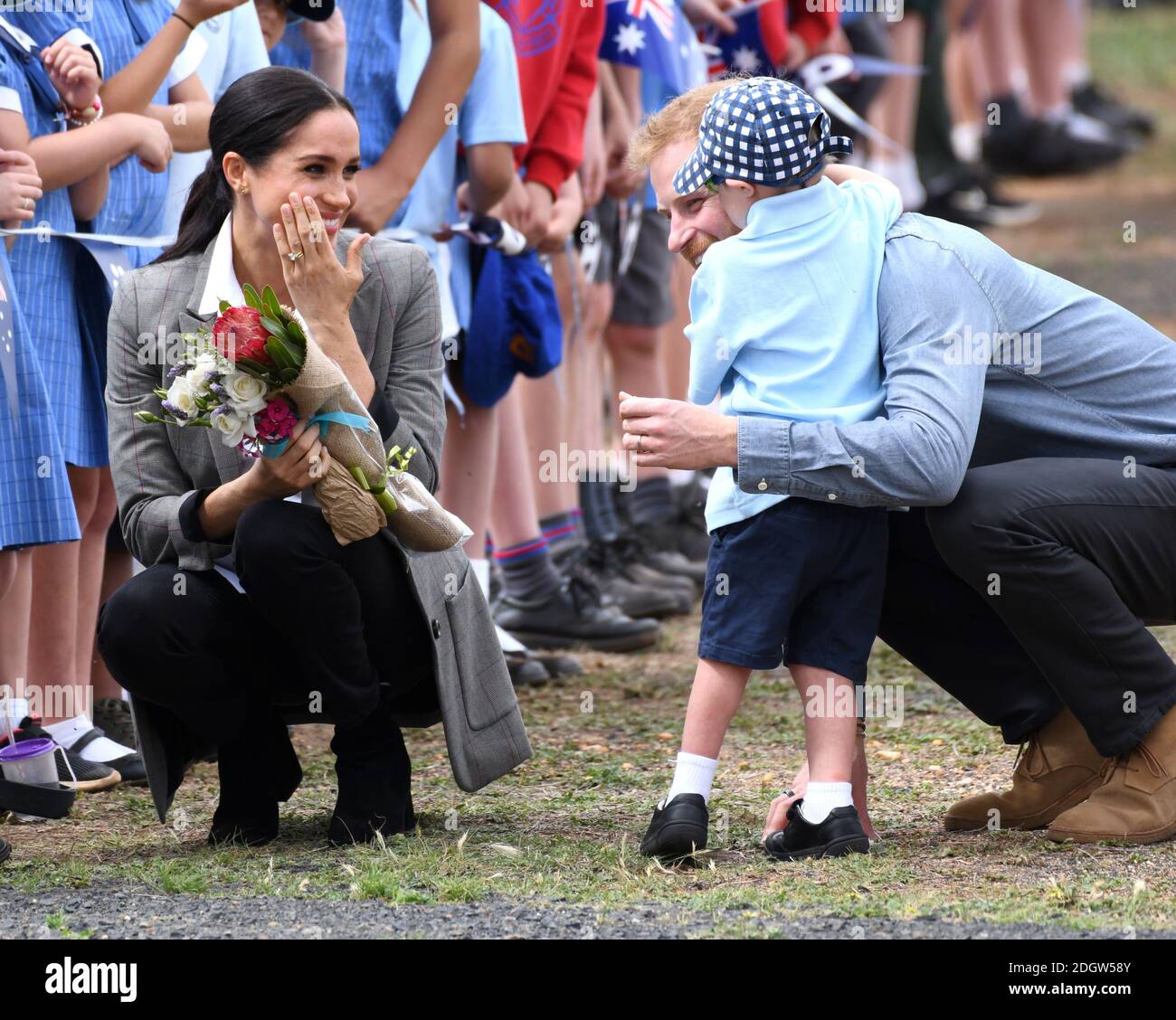 Prinz Harry Duke of Sussex und Meghan Duchess of Sussex kommen am Flughafen Dubbo an, wo sie Luke Vincent, 5, aus dem Buninyong Public School Kindergarten, New South Wales, Australien treffen. Bildnachweis sollte lauten: Doug Peters/EMPICS Stockfoto