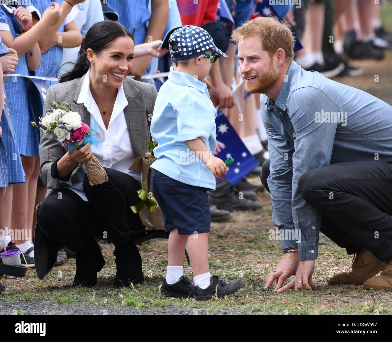 Prinz Harry Duke of Sussex und Meghan Duchess of Sussex kommen am Flughafen Dubbo an, wo sie Luke Vincent, 5, aus dem Buninyong Public School Kindergarten, New South Wales, Australien treffen. Bildnachweis sollte lauten: Doug Peters/EMPICS Stockfoto