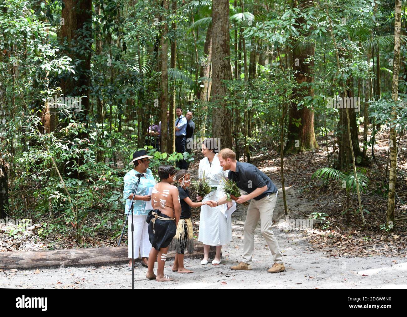 Prinz Harry Duke of Sussex trifft die Butchulla Menschen und die Premiere von Queensland und enthüllt eine Tafel für die Widmung der Wälder von K'gari an die Queens Commonwealth Canopy, Pine Valley, Fraser Island, Australien . Bildnachweis sollte lauten: Doug Peters/EMPICS Stockfoto