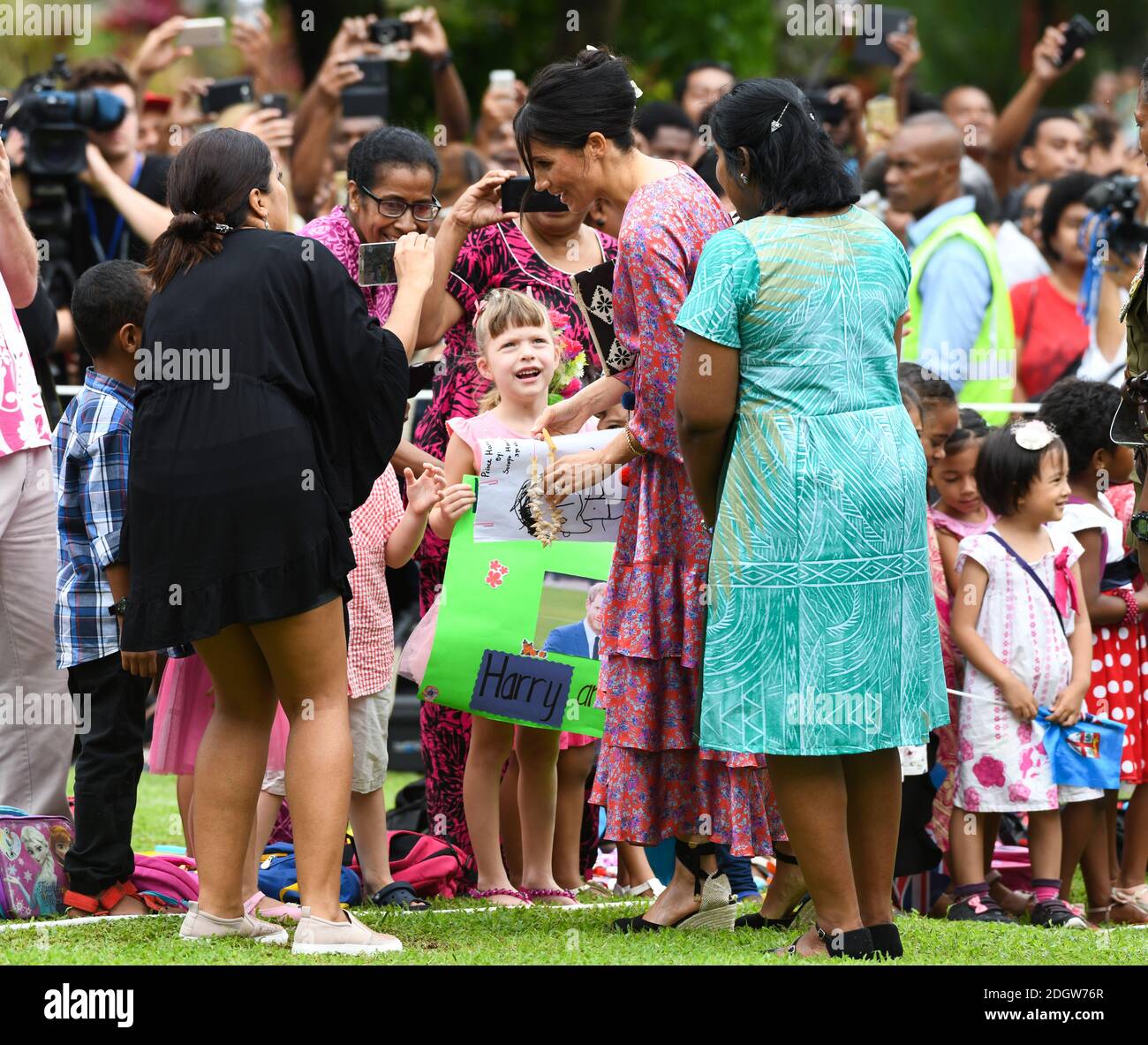 Prinz Harry Duke of Sussex und Meghan Duchess of Sussex kommen auf dem Campus der University South Pacific in Suva, Fidschi an. Bildnachweis sollte lauten: Doug Peters/EMPICS Stockfoto