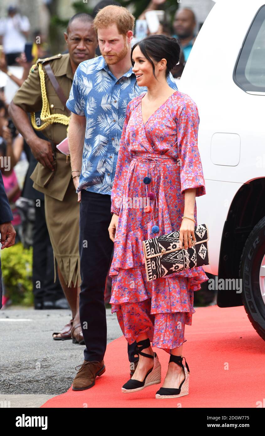 Prinz Harry Duke of Sussex und Meghan Duchess of Sussex kommen auf dem Campus der University South Pacific in Suva, Fidschi an. Bildnachweis sollte lauten: Doug Peters/EMPICS Stockfoto