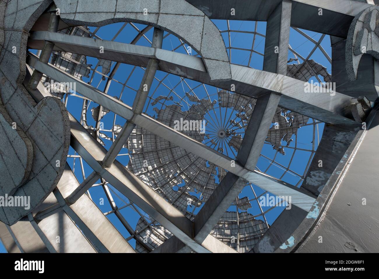Ein ungewöhnlicher Blick auf die Unisphere in Flushing Meadows Corona Park. Es wurde von Gilmore D. Clarke für die New York World's Fair 1964 entworfen. Stockfoto