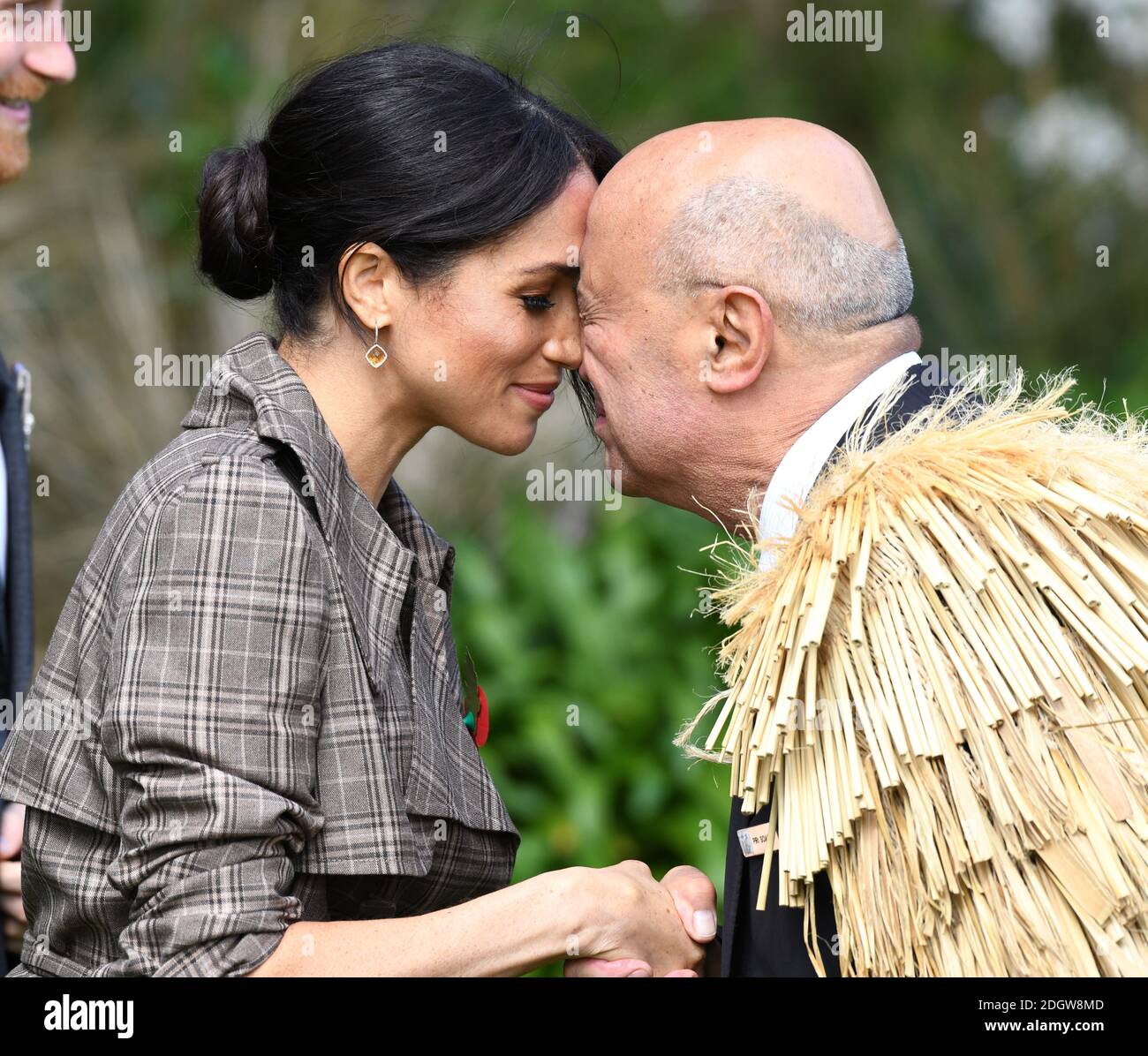 Meghan, die Herzogin von Sussex, erhält einen Hongi, einen traditionellen Maori-Gruß, bei einer offiziellen Begrüßungszeremonie im Government House in Wellington, am ersten Tag der Tour des Königspaares durch Neuseeland. Bildnachweis sollte lauten: Doug Peters/EMPICS Stockfoto