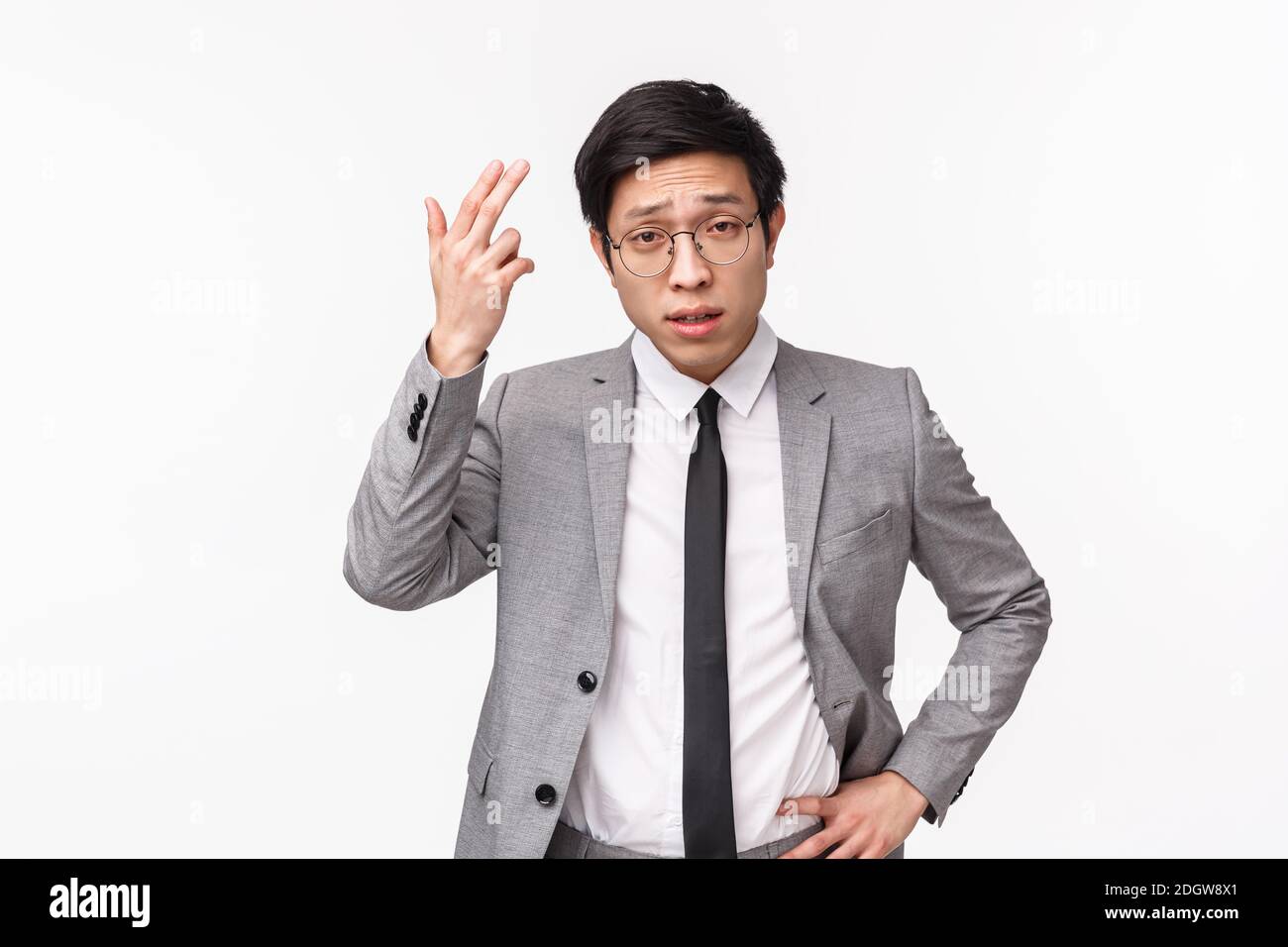 Taille-up-Porträt von ernst aussehenden enttäuscht jungen asiatischen Geschäftsmann beschweren, missbilligen schlechtes Projekt, unproduktive Arbeit Stockfoto