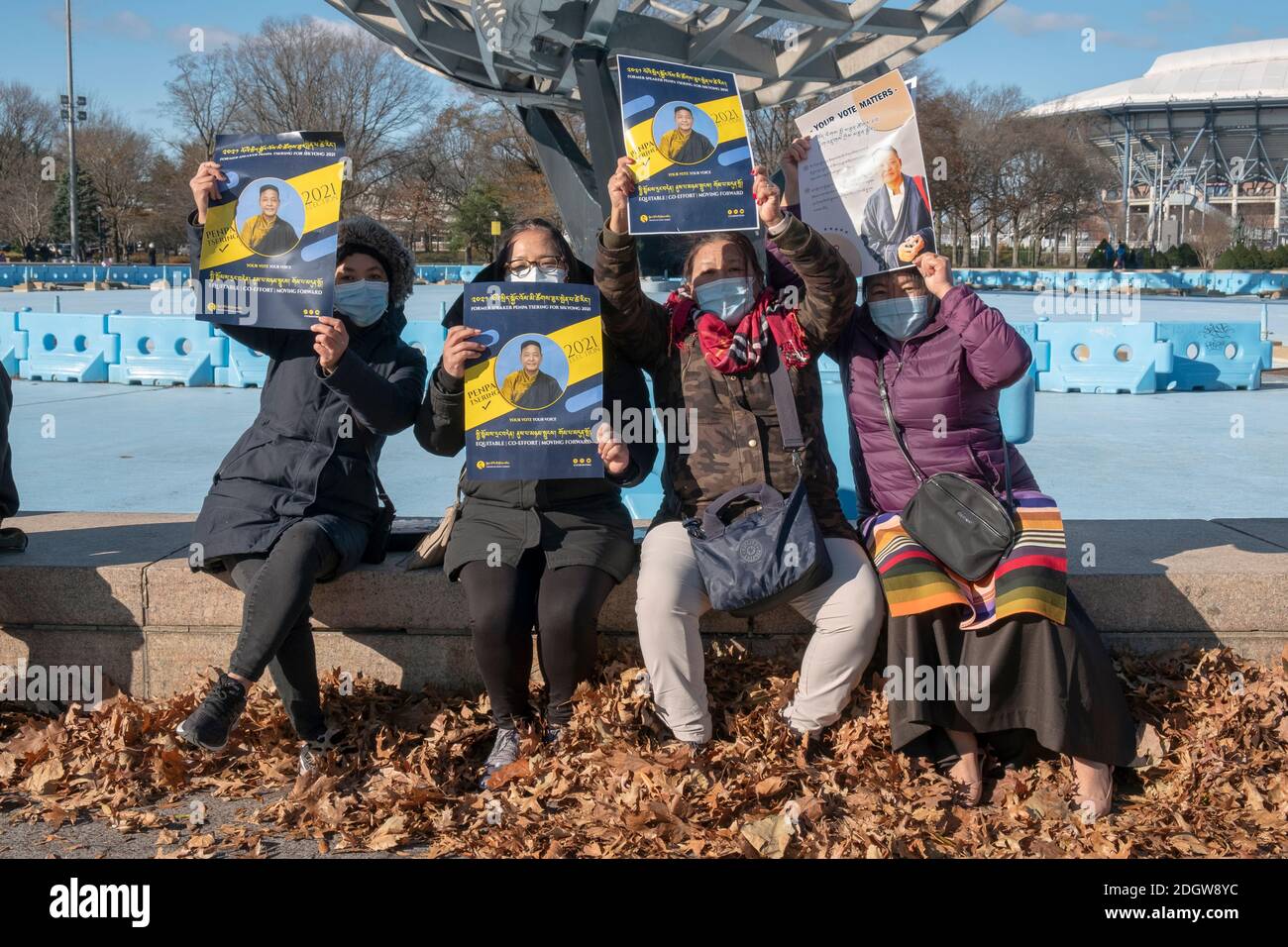 Tibetisch-amerikanische Frauen halten Plakate, die die Kandidatur von Penpa Tsering für die Präsidentin der tibetischen Exilregierung unterstützen. Rallye in Queens NY Stockfoto