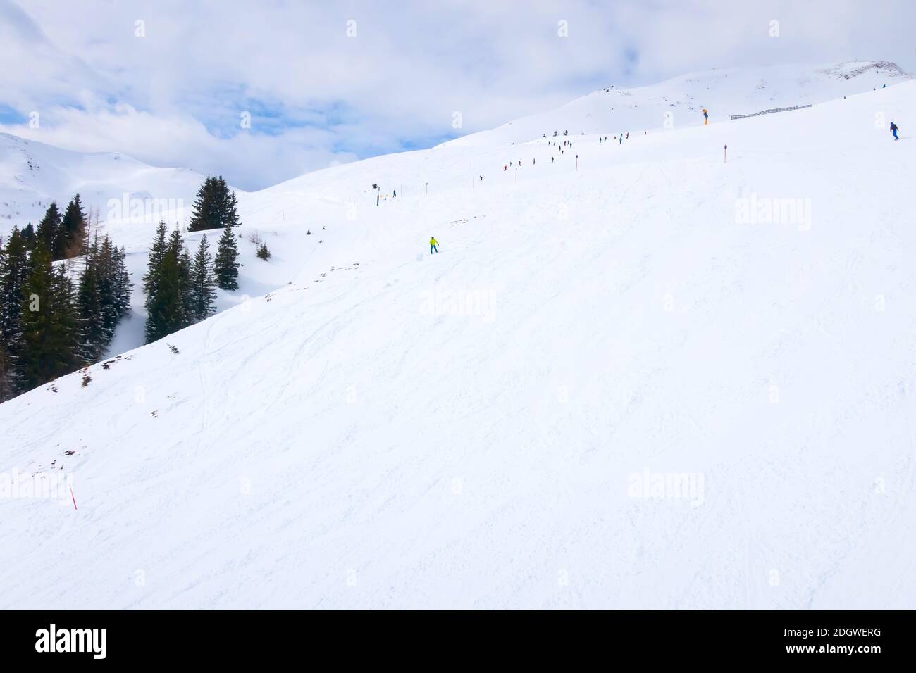 Saalbach, Österreich Winter Skipiste Landschaft mit Pinien mit Schnee bedeckt, Österreichische Alpen Stockfoto