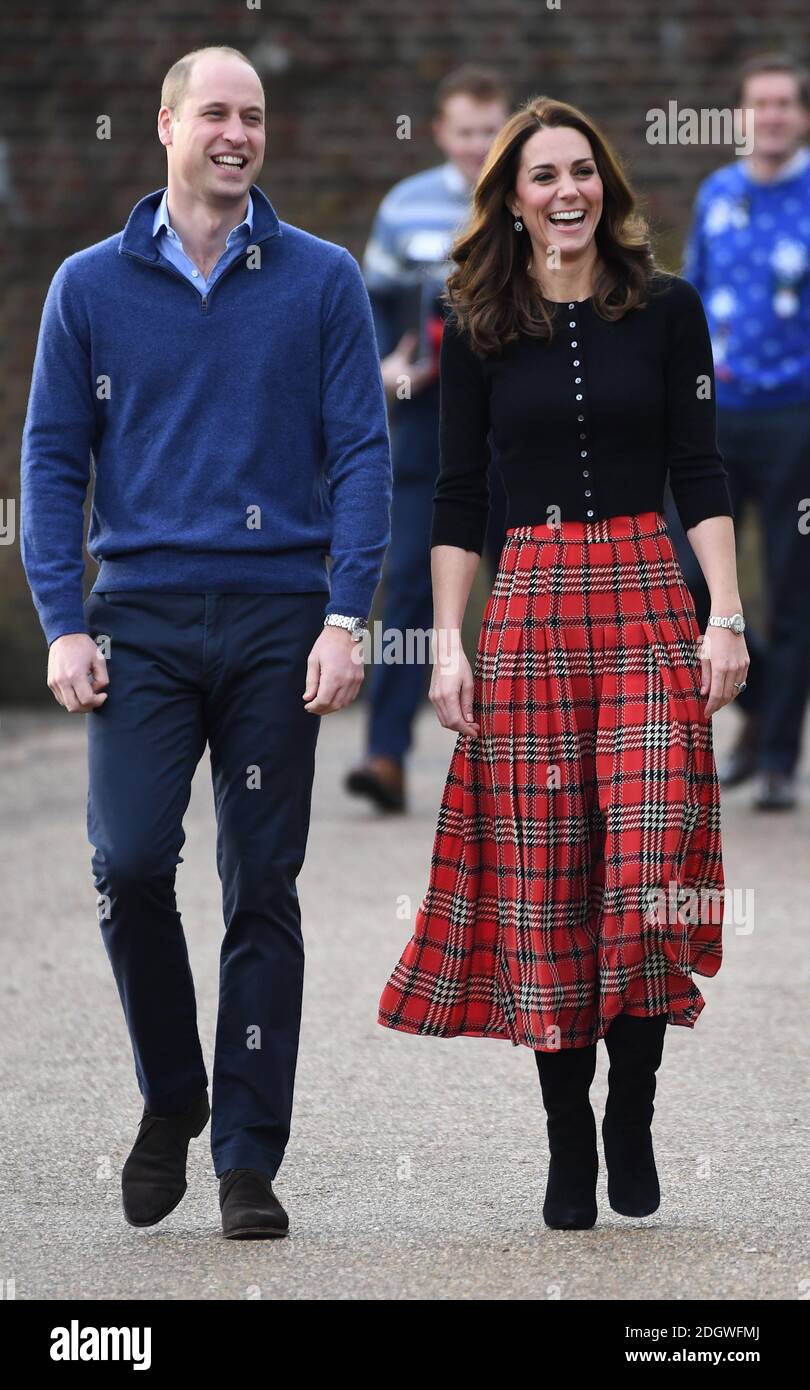 Der Herzog und die Herzogin von Cambridge an einer Weihnachtsfeier Im