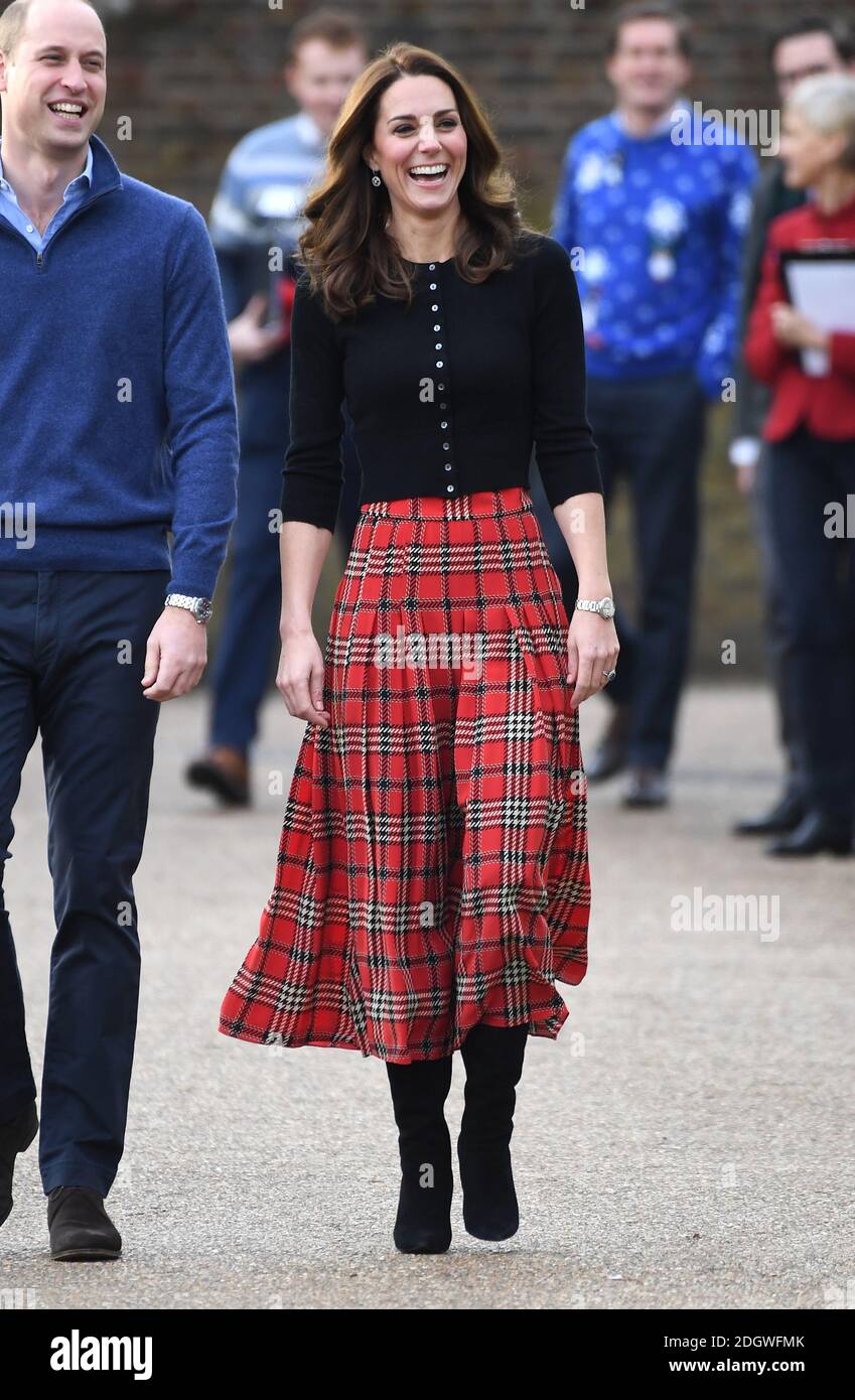 Der Herzog und die Herzogin von Cambridge an einer Weihnachtsfeier Im