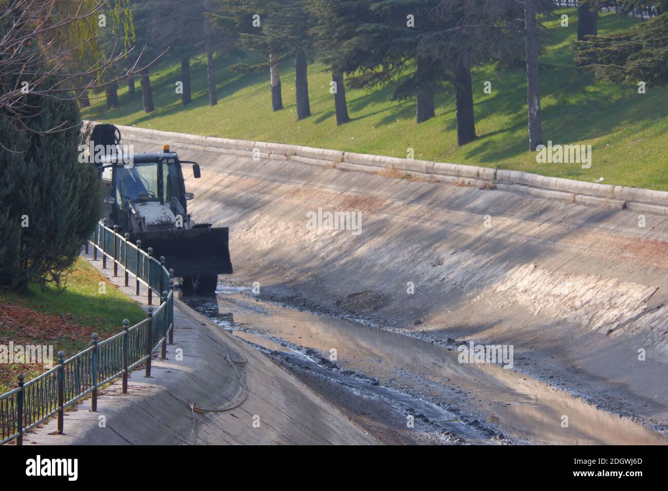 Bulldozer arbeitet am Wasserkanal Stockfoto