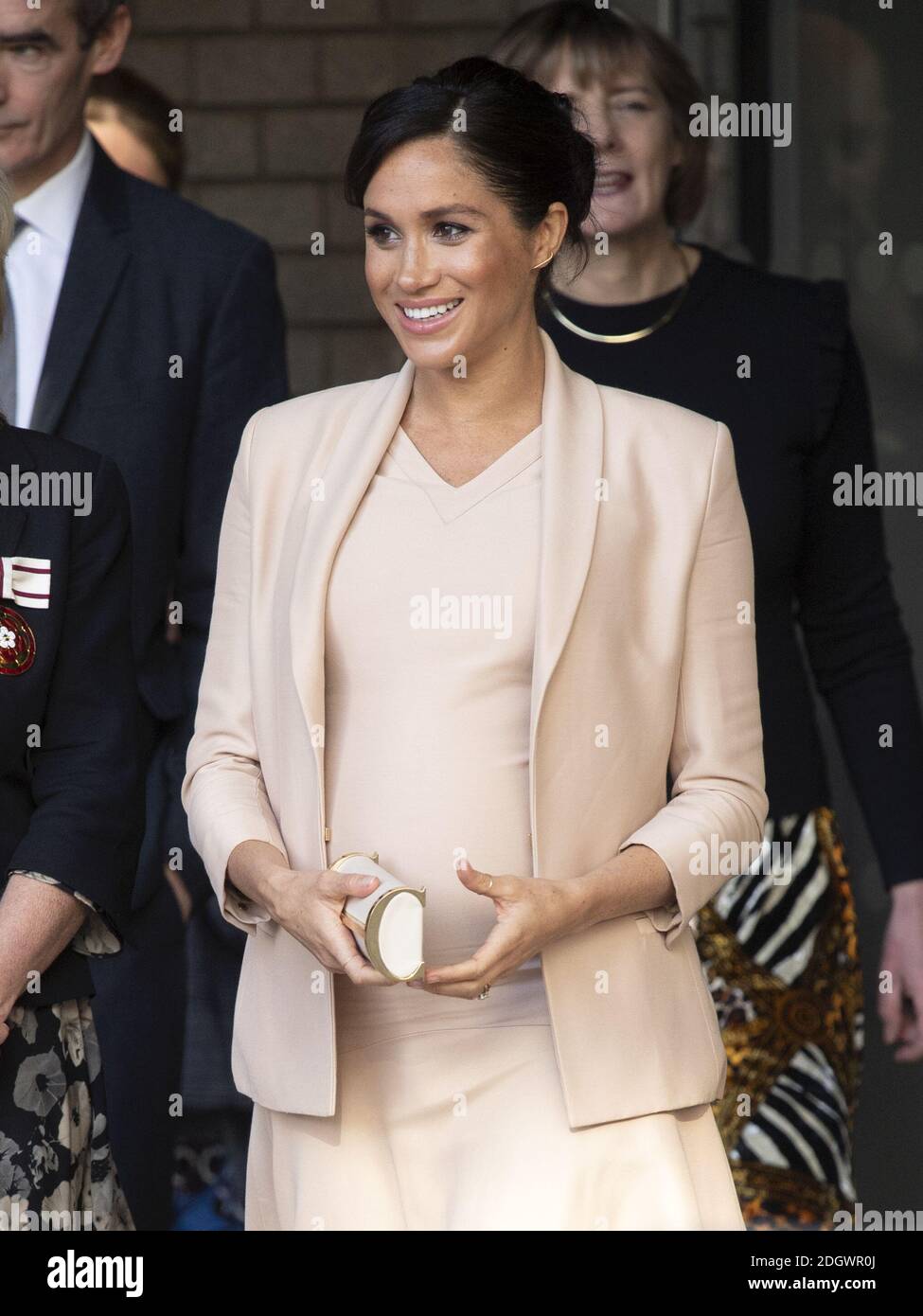 Die Herzogin von Sussex geht nach einem Besuch des National Theatre, London. Anfang dieses Monats wurde die Herzogin als Patronin des Nationaltheaters bekannt gegeben, eines von zwei Patronagen, die von Ihrer Majestät der Königin weitergegeben wurden. Bildnachweis sollte lauten: Doug Peters/EMPICS Stockfoto