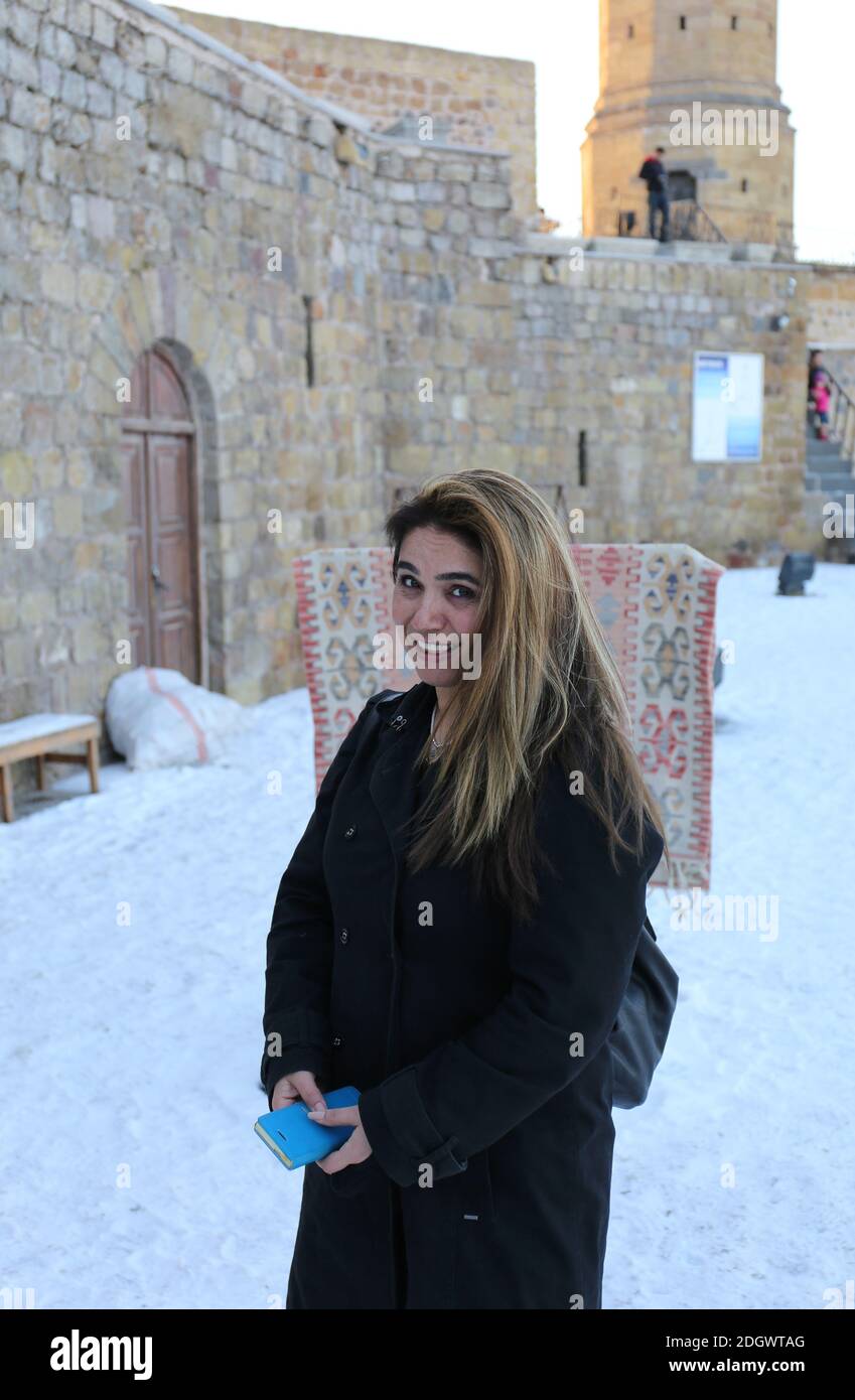NIGDE,TÜRKEI-JANUAR 15:Unidentifizierte hübsche Touristenfrau besucht Nigde Castle.Januar 15,2017 in Nigde,Türkei. Stockfoto