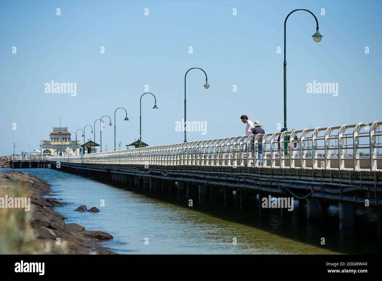 Melbourne, Australien. Dezember 2020. Besucher besuchen den St Kilda Beach in Melbourne, Australien, 9. Dezember 2020. Das Strandleben kehrte zurück, nachdem Melbourne seine COVID-19-Sperre im November beendet hatte, die fast vier Monate andauerte. Quelle: Hu Jingchen/Xinhua/Alamy Live News Stockfoto