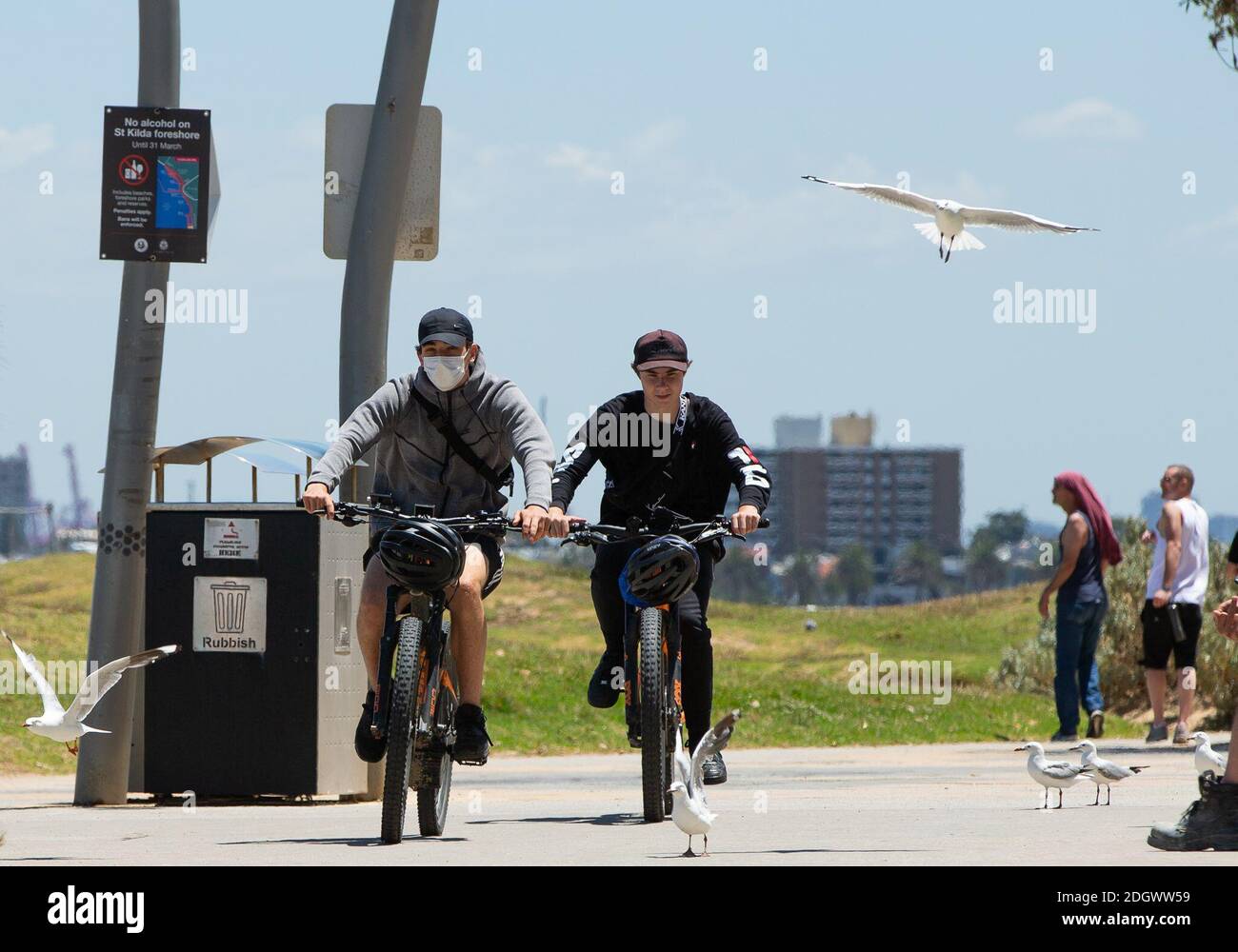 Melbourne, Australien. Dezember 2020. Besucher besuchen den St Kilda Beach in Melbourne, Australien, 9. Dezember 2020. Das Strandleben kehrte zurück, nachdem Melbourne seine COVID-19-Sperre im November beendet hatte, die fast vier Monate andauerte. Quelle: Hu Jingchen/Xinhua/Alamy Live News Stockfoto