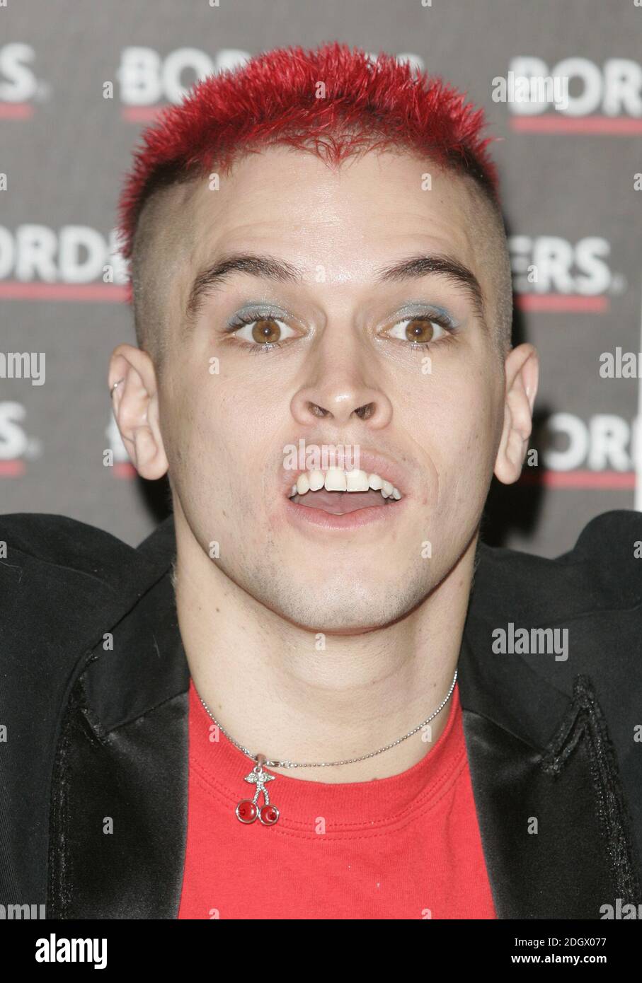 Pete von Big Brother signiert Kopien seines Buches My Story at