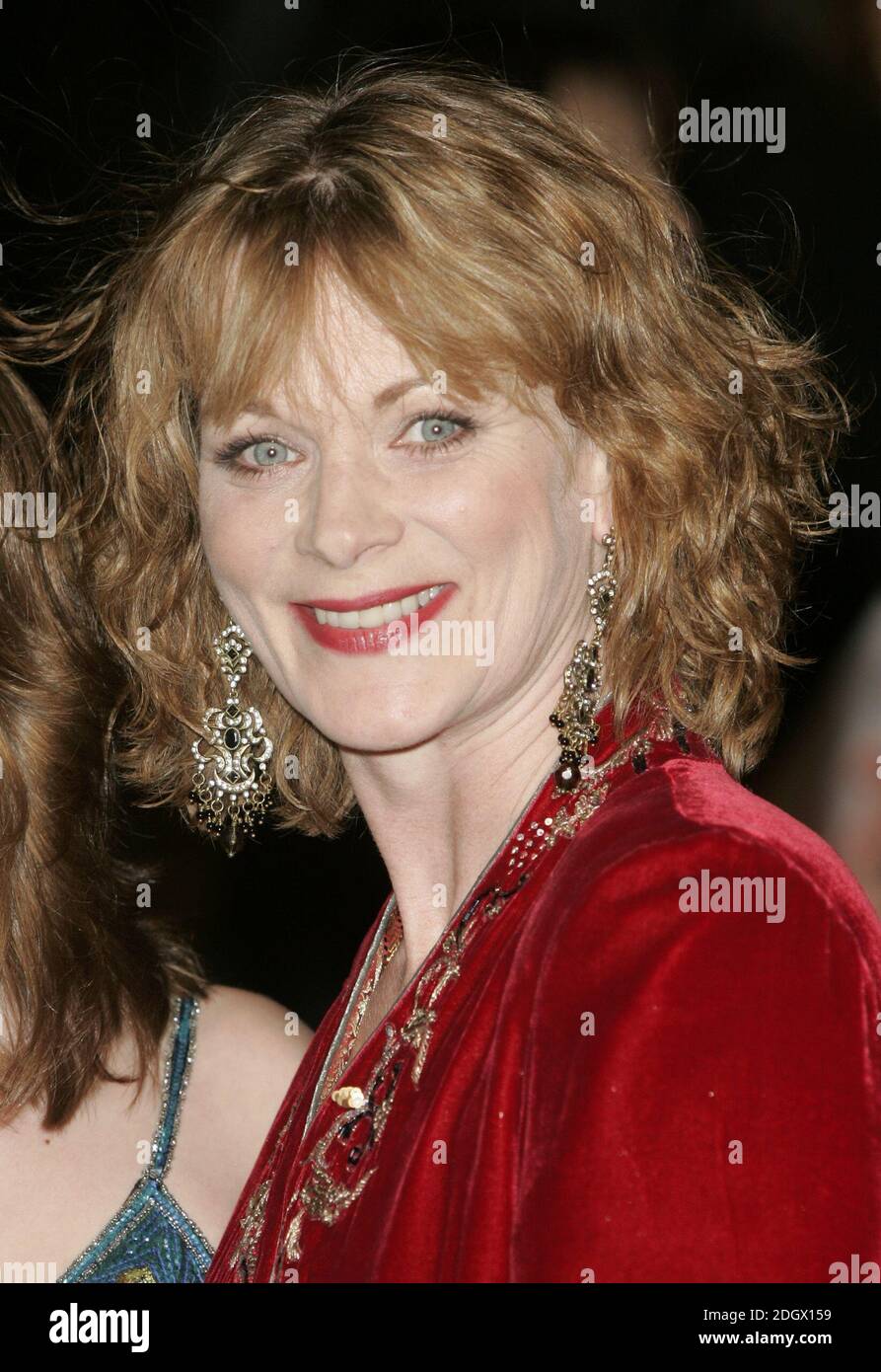 Samantha Bond World Premiere New Fotos Und Bildmaterial In Hoher Auflosung Alamy