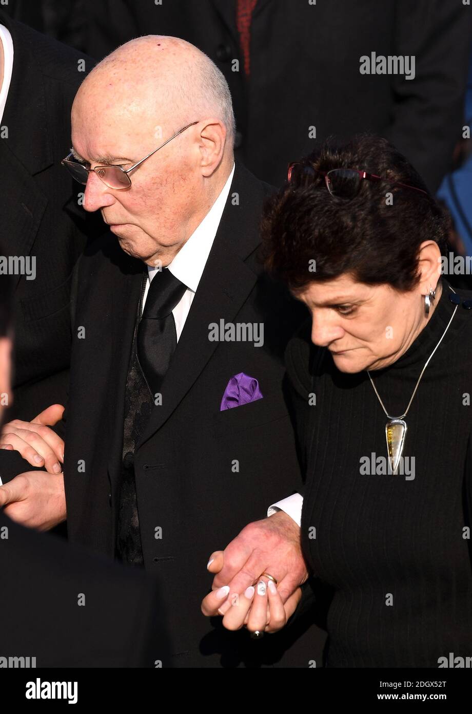 Clive Flint (links) vor der St. Mary's Church während der Beerdigung und Prozession zu Ehren des Prodigy's Keith Flint, in Essex. Bildnachweis sollte lauten: Doug Peters/EMPICS Stockfoto