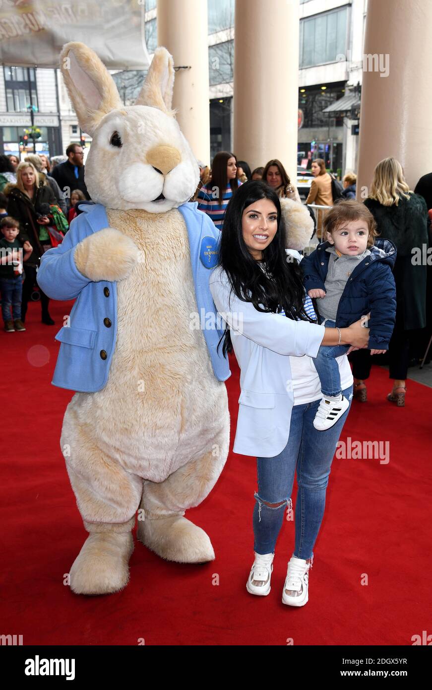 Cara de la Hoyde mit Sohn Fred bei der Galavorstellung von Where is Peter Rabbit? Im Theatre Royal Haymarket, London Stockfoto