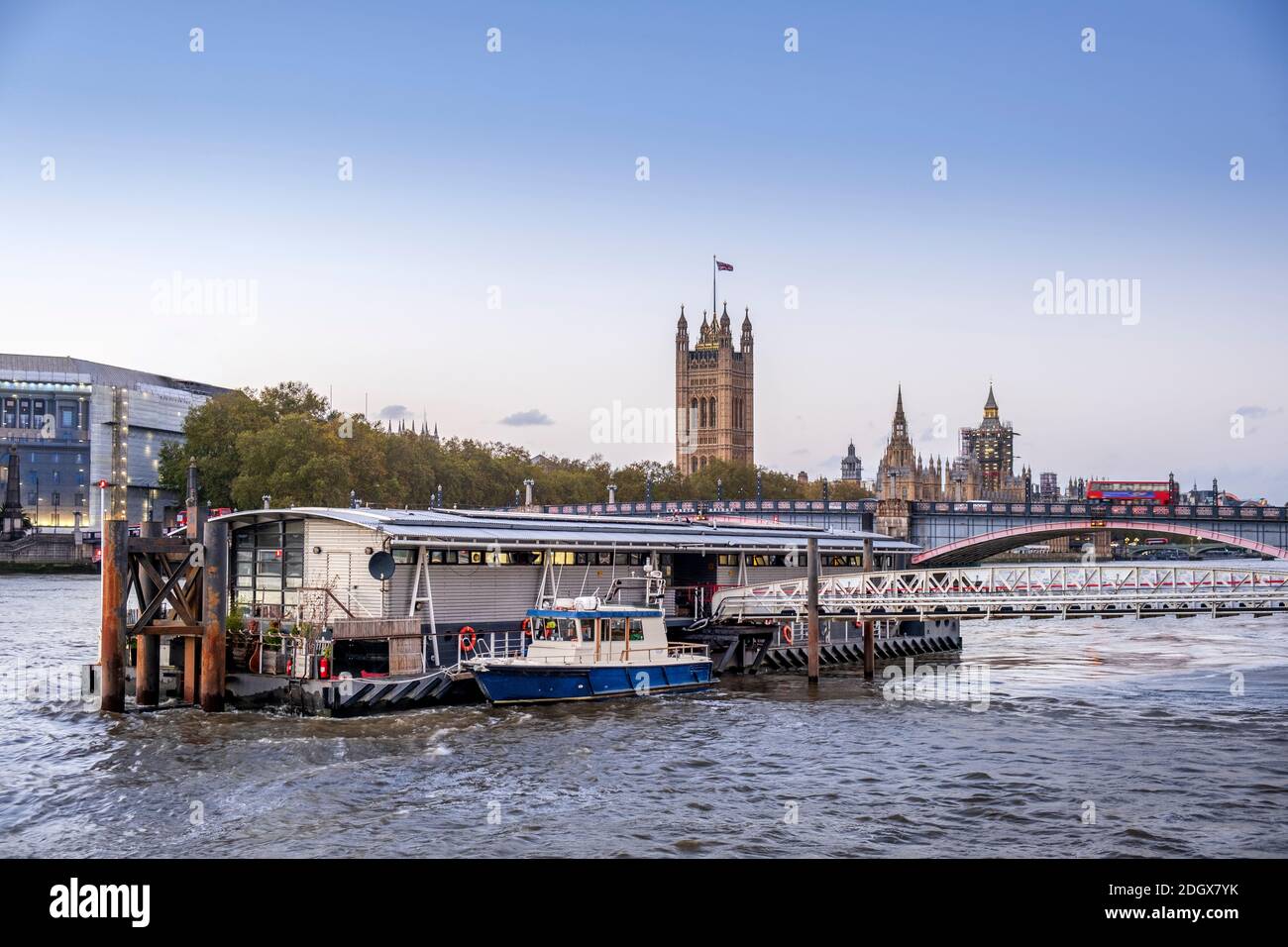 Lambeth Pier, Albert Embankment, Themse, Anlegestelle für Thames Cruises & Tidal Cruises, Lambeth Bridge, roter Londoner Bus, Houses of Parliament Stockfoto