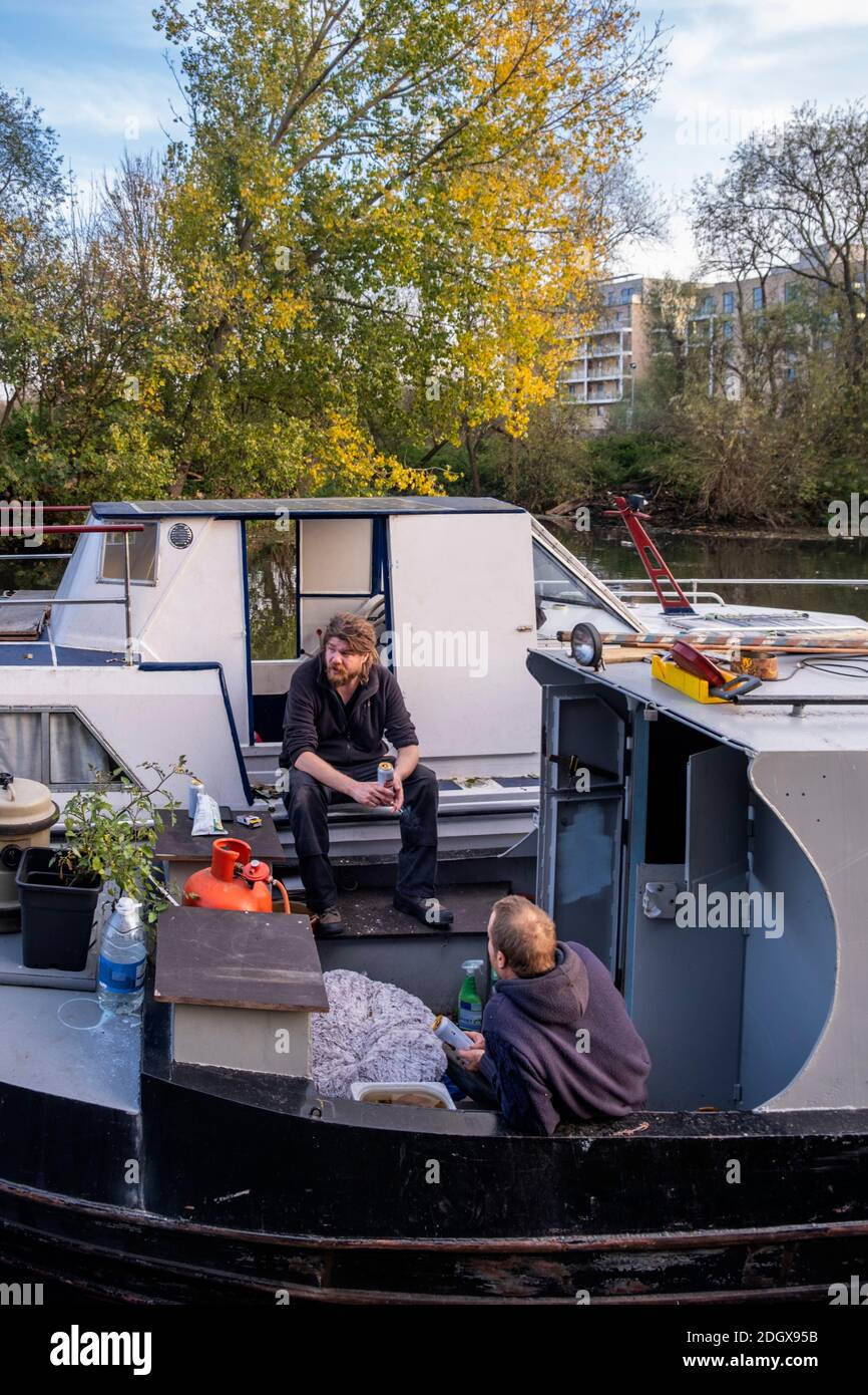 Resident Hausboot Besitzer plaudern auf ihrem Flussboot, Lea Valley schiffbaren Kanal im Herbst Stockfoto