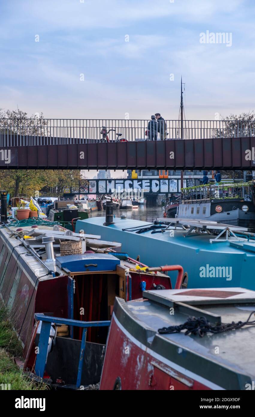 Wohnhausboote auf dem Fluss Lee Navigation, Hackney, London, Großbritannien Stockfoto