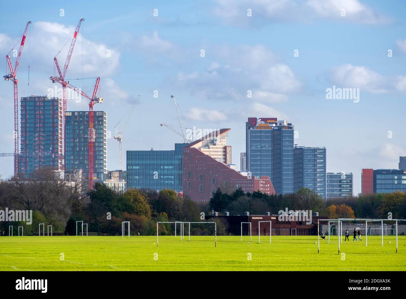 London, Stratford, Newham, Lea Valley, Hackney Marsh, Neue Gebäude Wohnungen im Bau in Stratford, Hackney Marsh Spielfelder Stockfoto