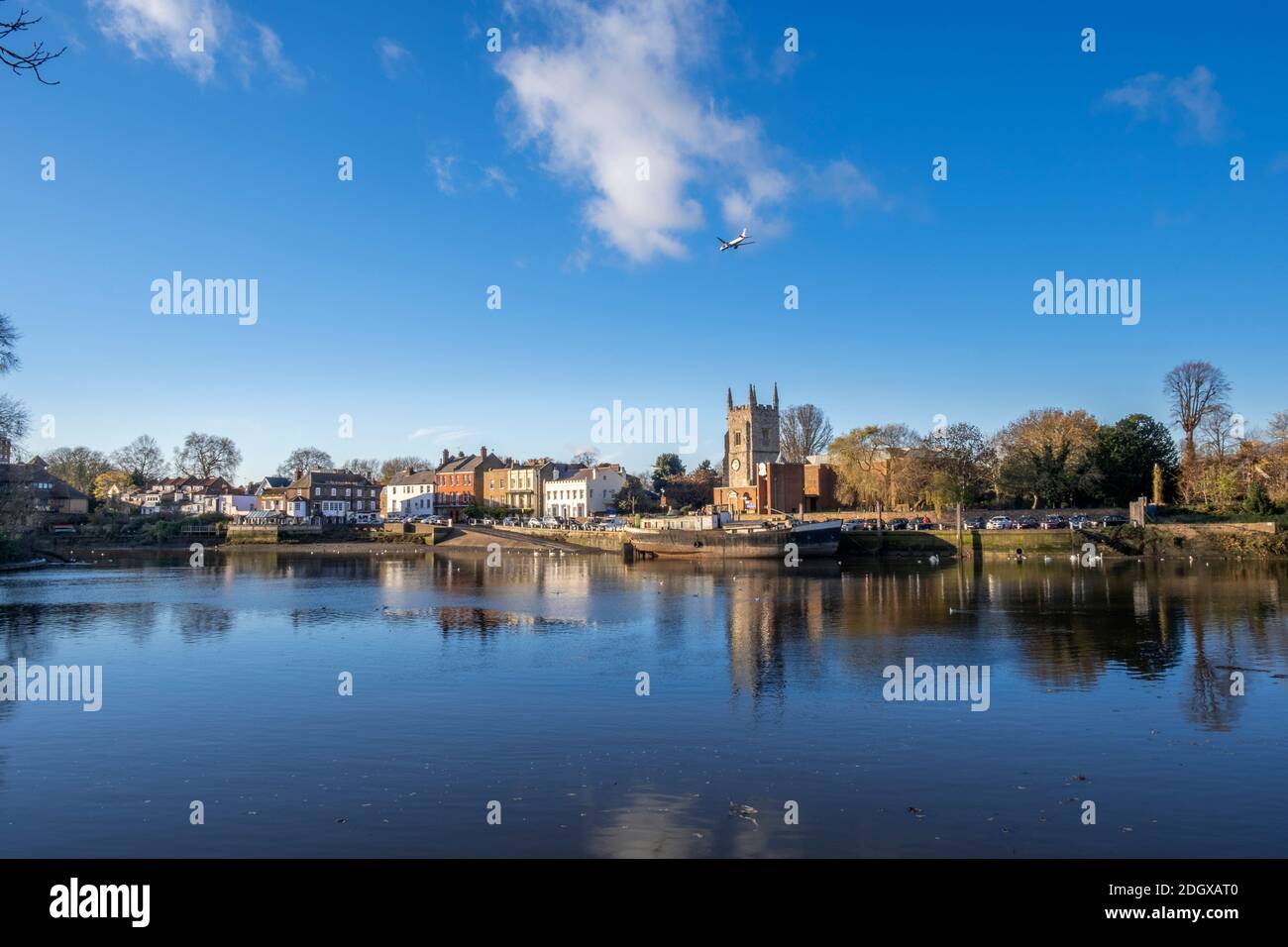 Großbritannien, London, Hounslow, Blick auf das Stadtzentrum von Isleworth über die Themse, Herbst, sonniger Tag, blauer Himmel Stockfoto