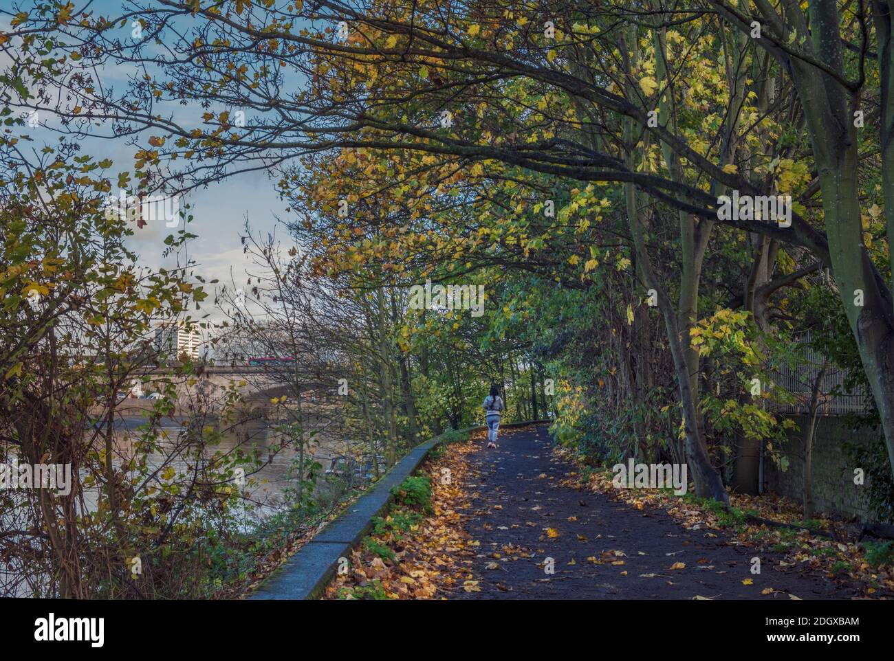 Jogger auf dem Thames Path in London Stockfoto