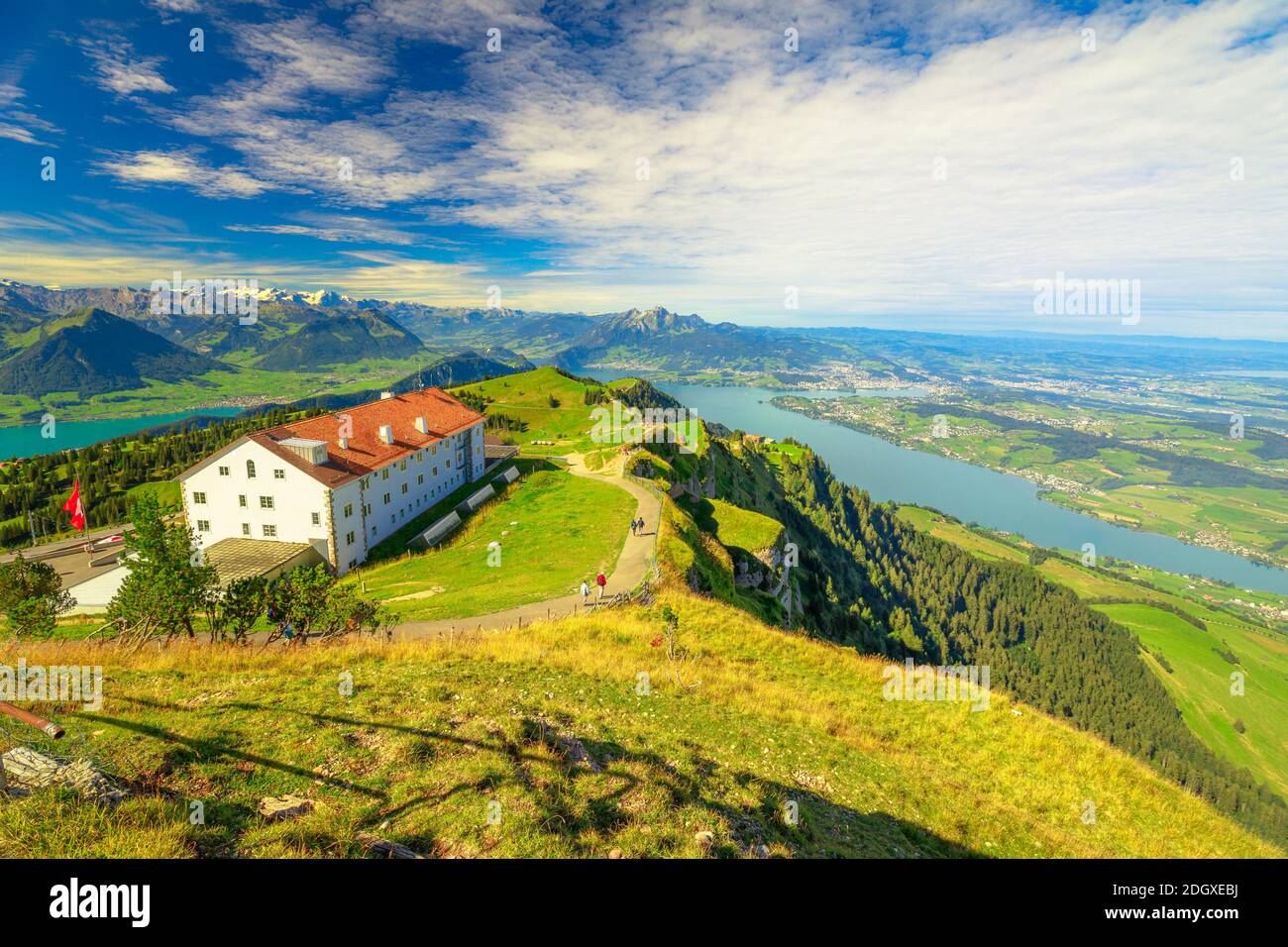 Panoramablick auf den Weg rund um die Rigi Kulm, dem höchsten Gipfel der Rigi über 13 Seen und Gipfel der Schweizer Alpen. Kanton Luzern, Zentral Stockfoto