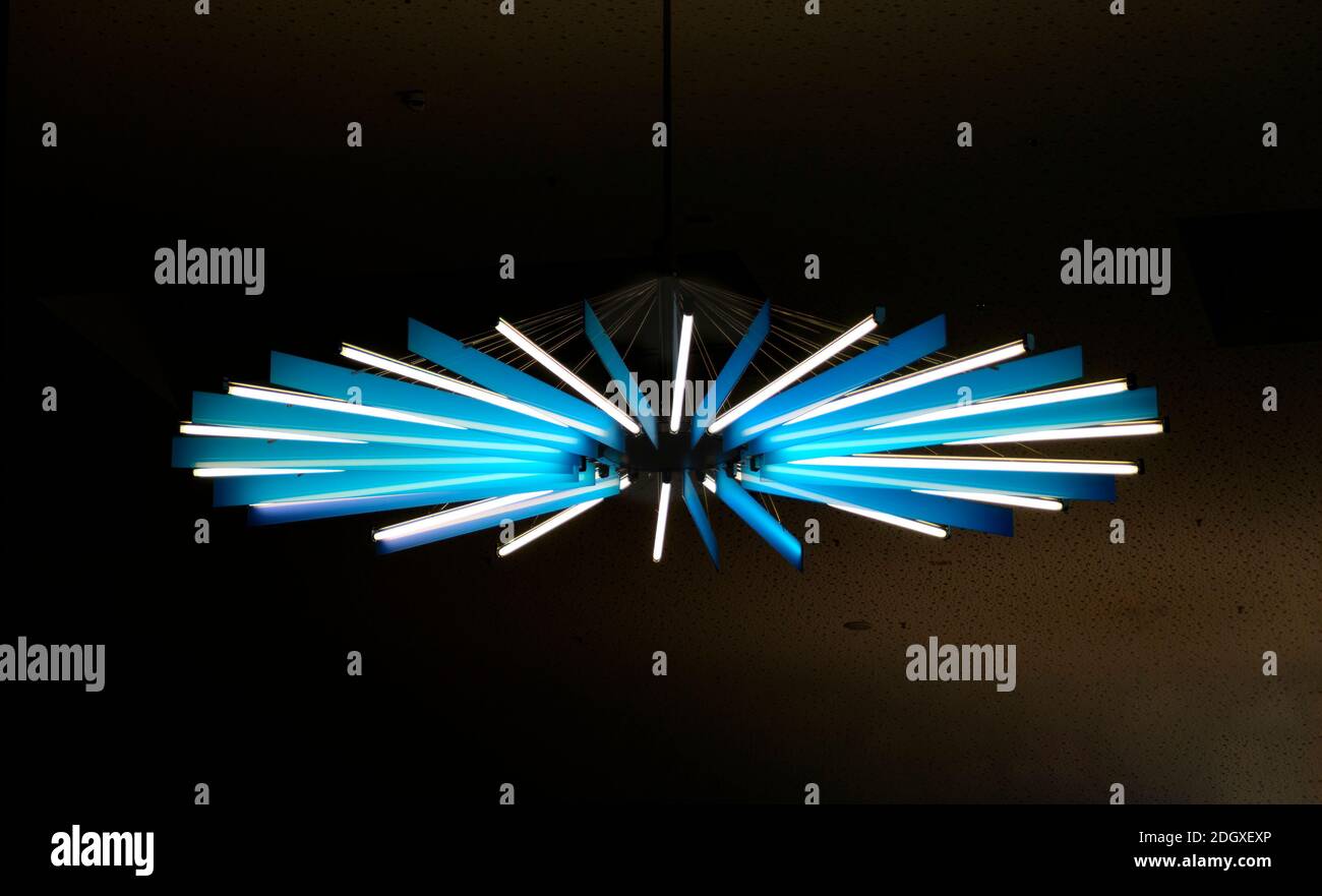 Moderner Kronleuchter mit Leuchtstoffröhren in blau und weiß im Wiener Messehaus, Österreich Stockfoto
