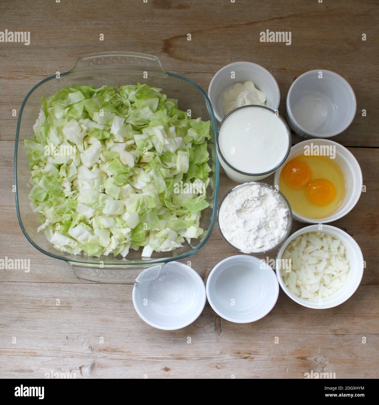 Kohl Kuchen Zubereitung Schritt-für-Schritt Rezept Lebensmittel Zutaten auf Holztisch Hintergrund Stockfoto
