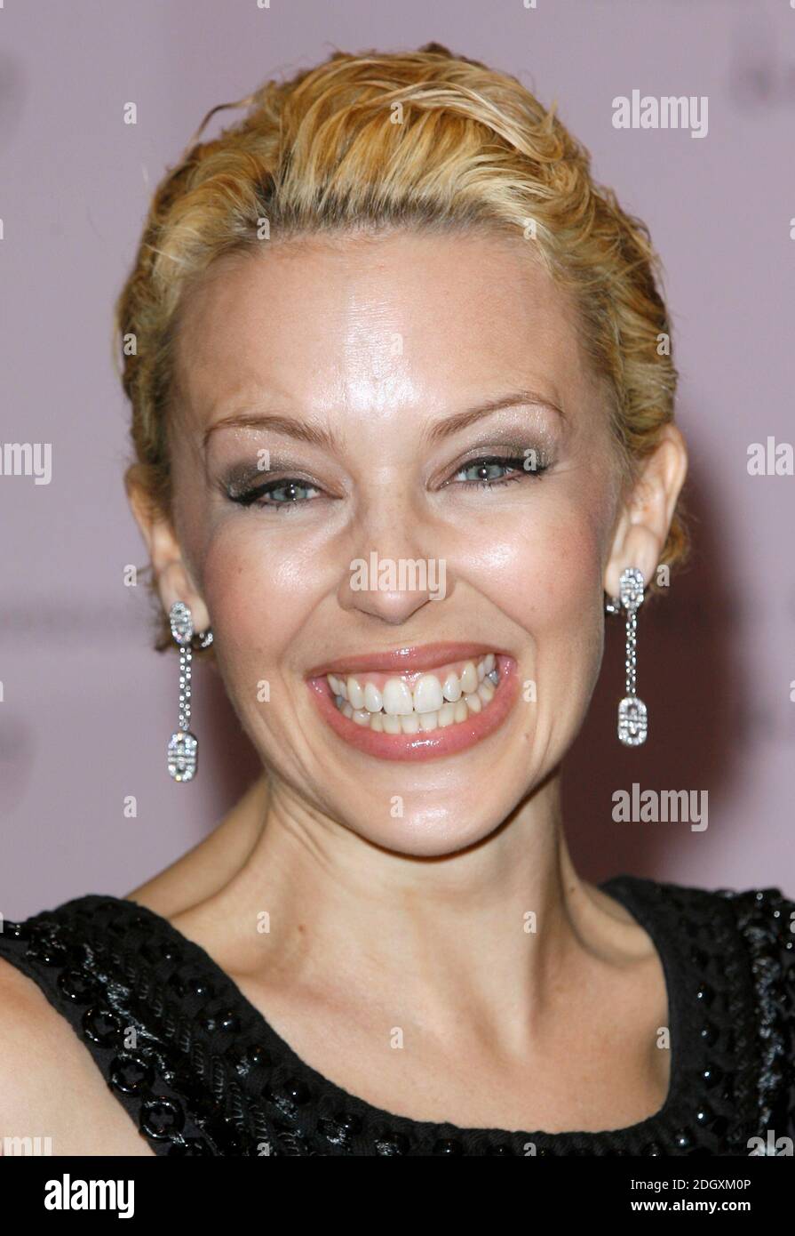 Kylie Minogue stellt ihren neuen Duft 'Darling' am 9. Februar 2007 in Harrods im Zentrum von London vor. Stockfoto