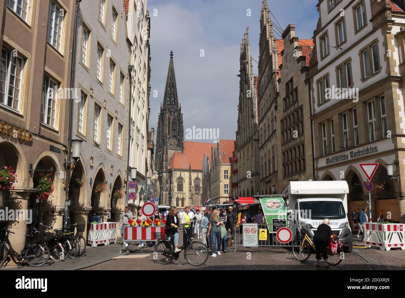 Münster, 9. September 2020: Vor dem mittelalterlichen Paulusdom findet ein Markt statt. Deutschland, Europa, Stockfoto