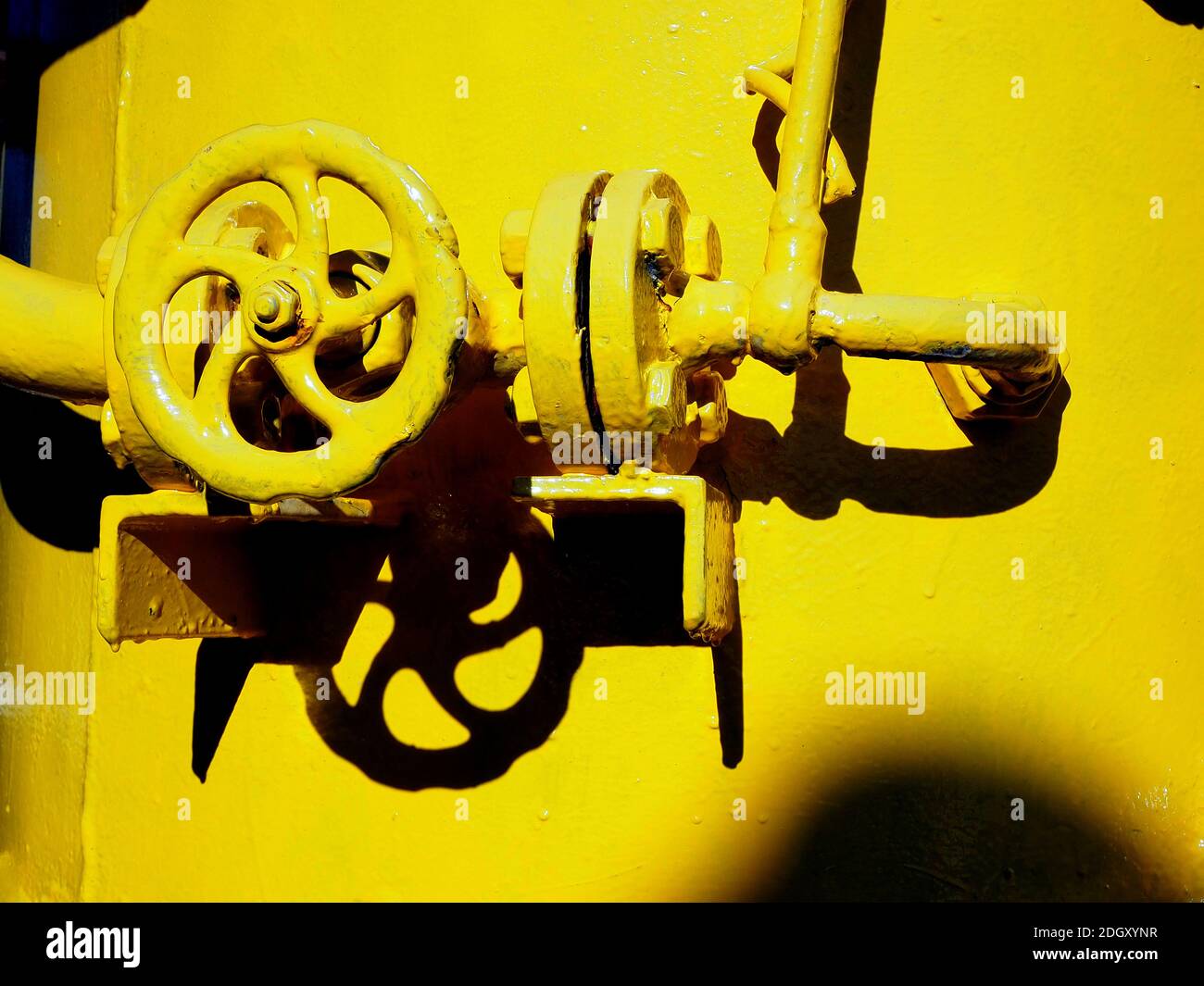 Abstraktes Detail einer alten, gelben Maschinerie, Griechenland Stockfoto