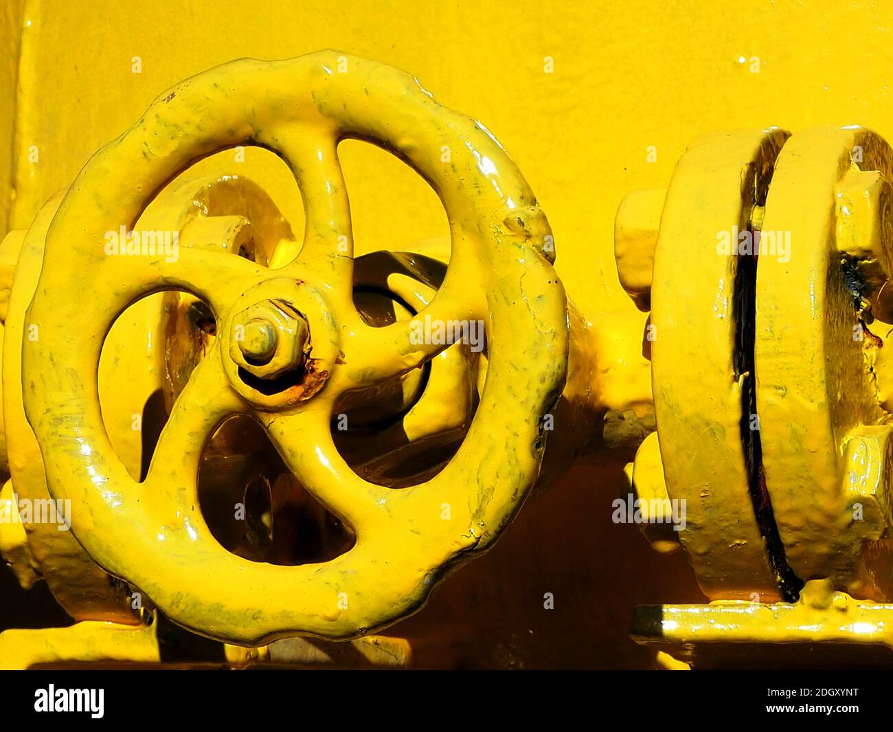 Abstraktes Detail einer alten, gelben Maschinerie, Griechenland Stockfoto