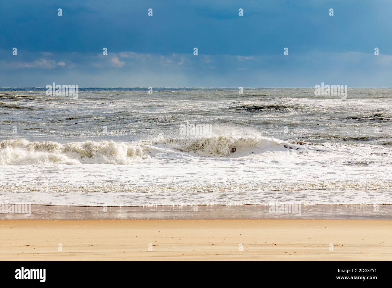 Raue Brandung an einem Wainscott Ocean Beach in Wainscott, NY Stockfoto