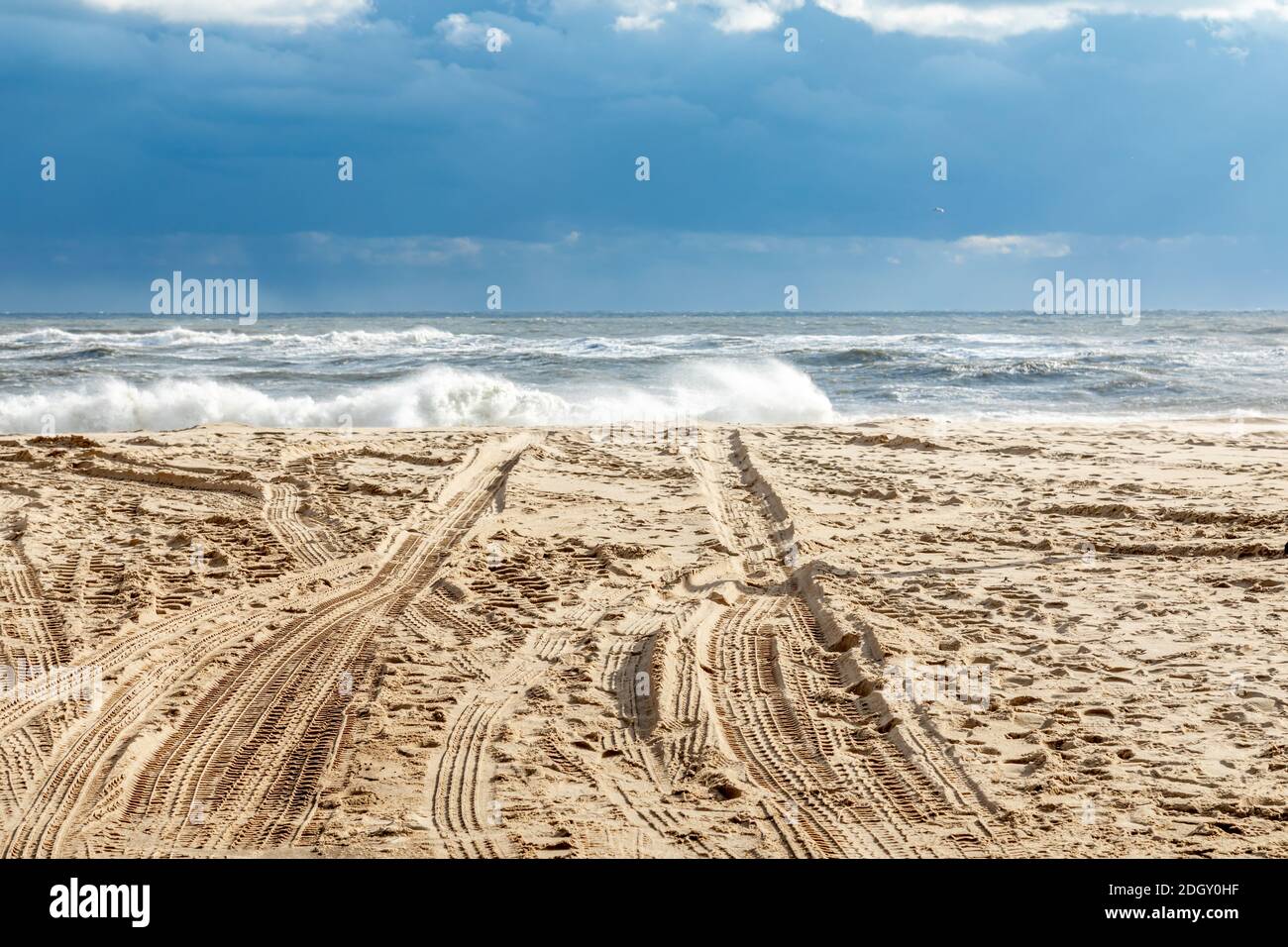 Raue Brandung an einem Wainscott Ocean Beach in Wainscott, NY Stockfoto