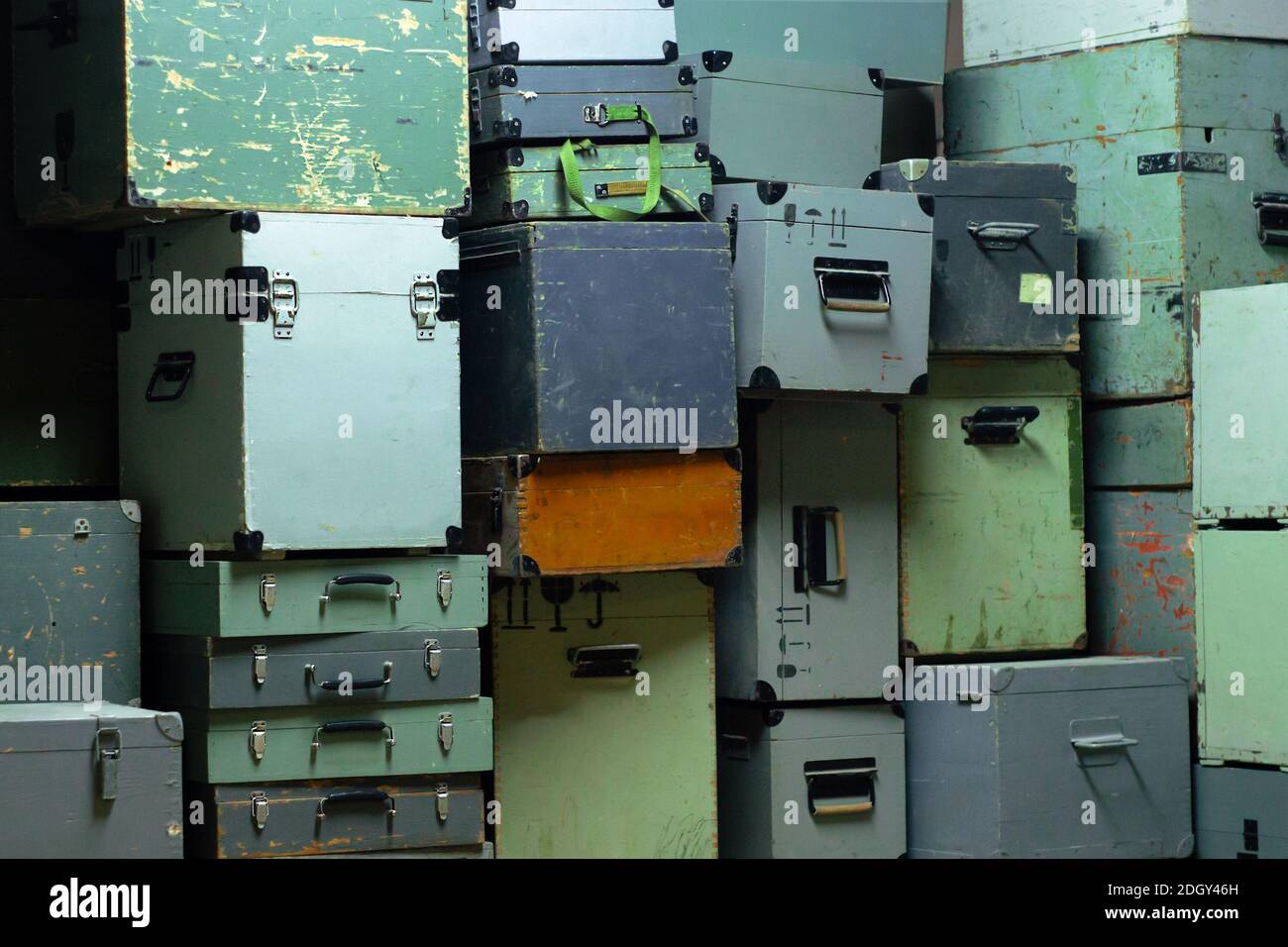 Alte Holzkisten und Koffer sind übereinander gestapelt und bereit zum Schiff. Stockfoto