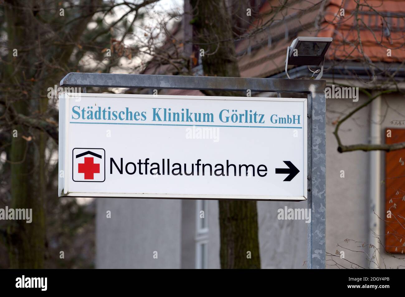 09. Dezember 2020, Sachsen, Görlitz: Ein Schild weist den Weg in die Notaufnahme des Städtischen Krankenhauses Görlitz. Aufgrund der anhaltend hohen Neuinfektionszahlen und der angespannten Lage in den Krankenhäusern verschärft der Landkreis Görlitz bereits ab dem 10. Dezember 2020 seine Koronamaßnahmen. Mit 315.2 Neuinfektionen pro 100,000 Einwohner innerhalb von sieben Tagen hat Sachsen mit Abstand den höchsten Wert in Deutschland. Foto: Sebastian Kahnert/dpa-Zentralbild/dpa Stockfoto