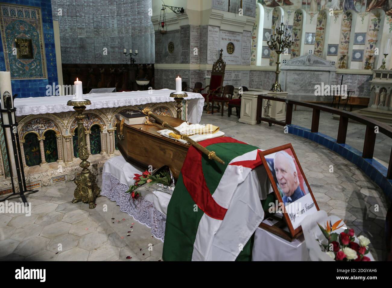 Algier, Algerien. Dezember 2020. Der Sarg des verstorbenen französisch-algerischen Erzbischofs Henri Teissier ist während seines Trauerdienstes in der Kathedrale Notre Dame d'Afrique abgebildet. Teissier ist im Alter von 91 Jahren nach einem Schlaganfall in Lyon gestorben. Quelle: Farouk Batiche/dpa/Alamy Live News Stockfoto