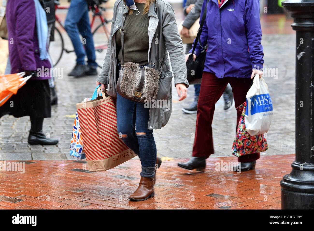 Szenen um Broad Street, Reading, Berkshire, der Tag nach Lockdown 2 endet, Donnerstag 3. Dezember 2020. Stockfoto