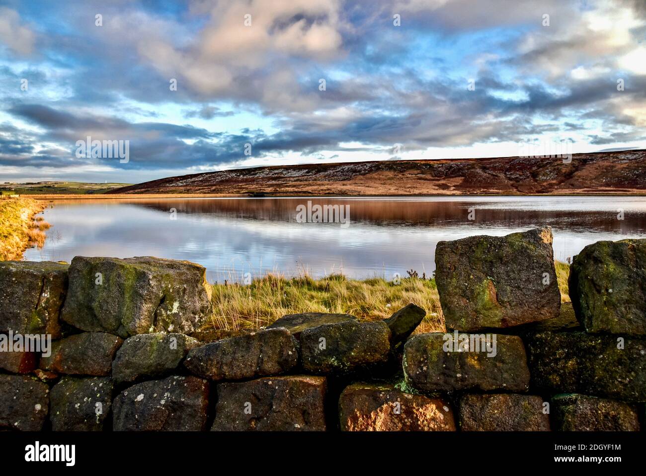 Withens Clough Reservoir und eine Trockensteinmauer. Stockfoto
