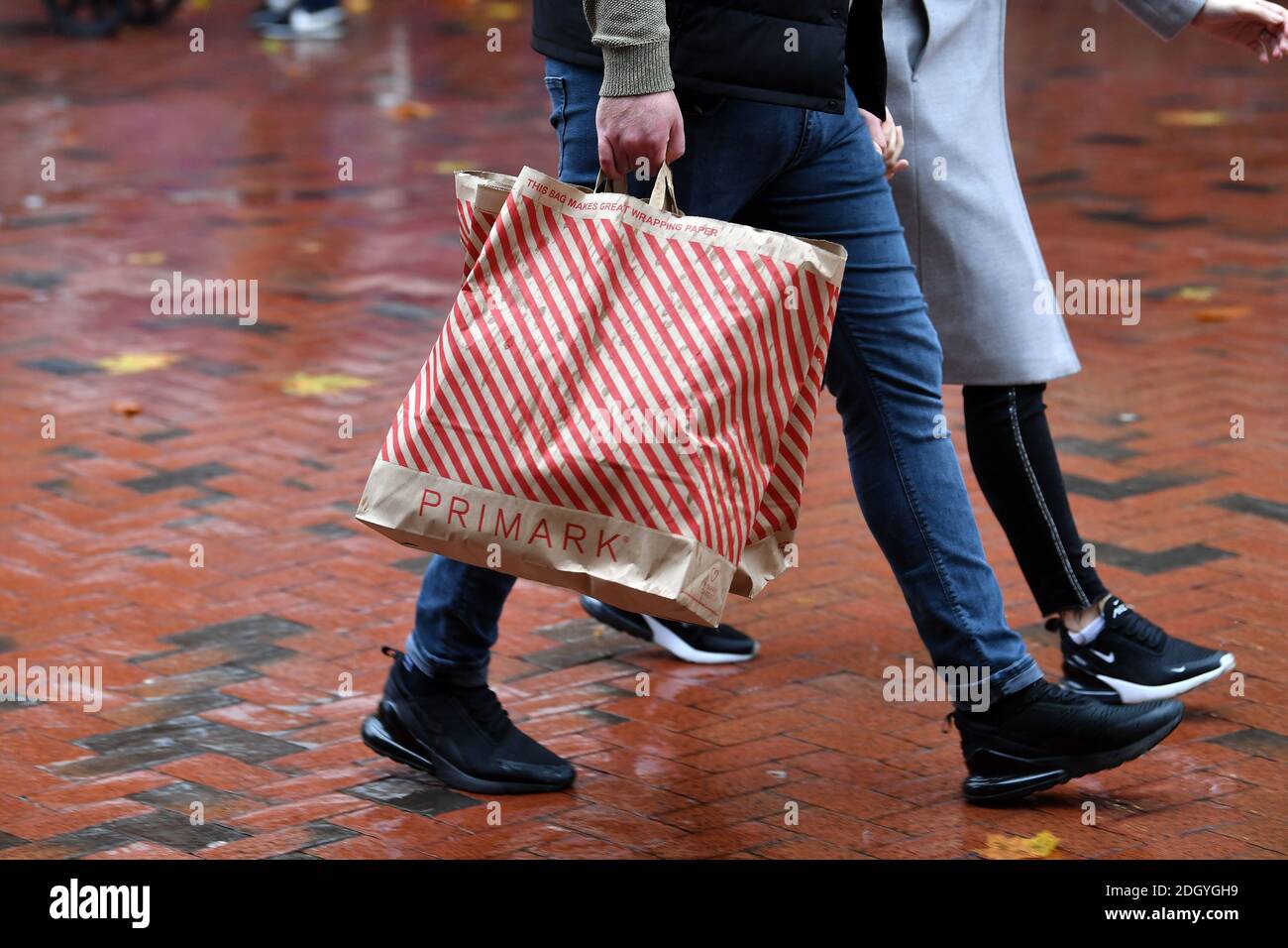 Szenen um Broad Street, Reading, Berkshire, der Tag nach Lockdown 2 endet, Donnerstag 3. Dezember 2020. Stockfoto