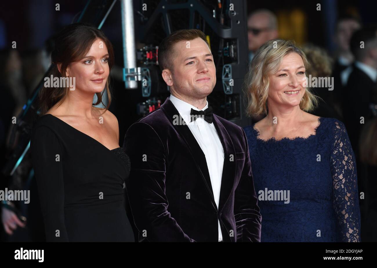 Emily Thomas, Taron Egerton und Christine Egerton bei den 73. British Academy Film Awards in der Royal Albert Hall, London. Bildnachweis sollte lauten: Doug Peters/EMPICS Entertainment Stockfoto