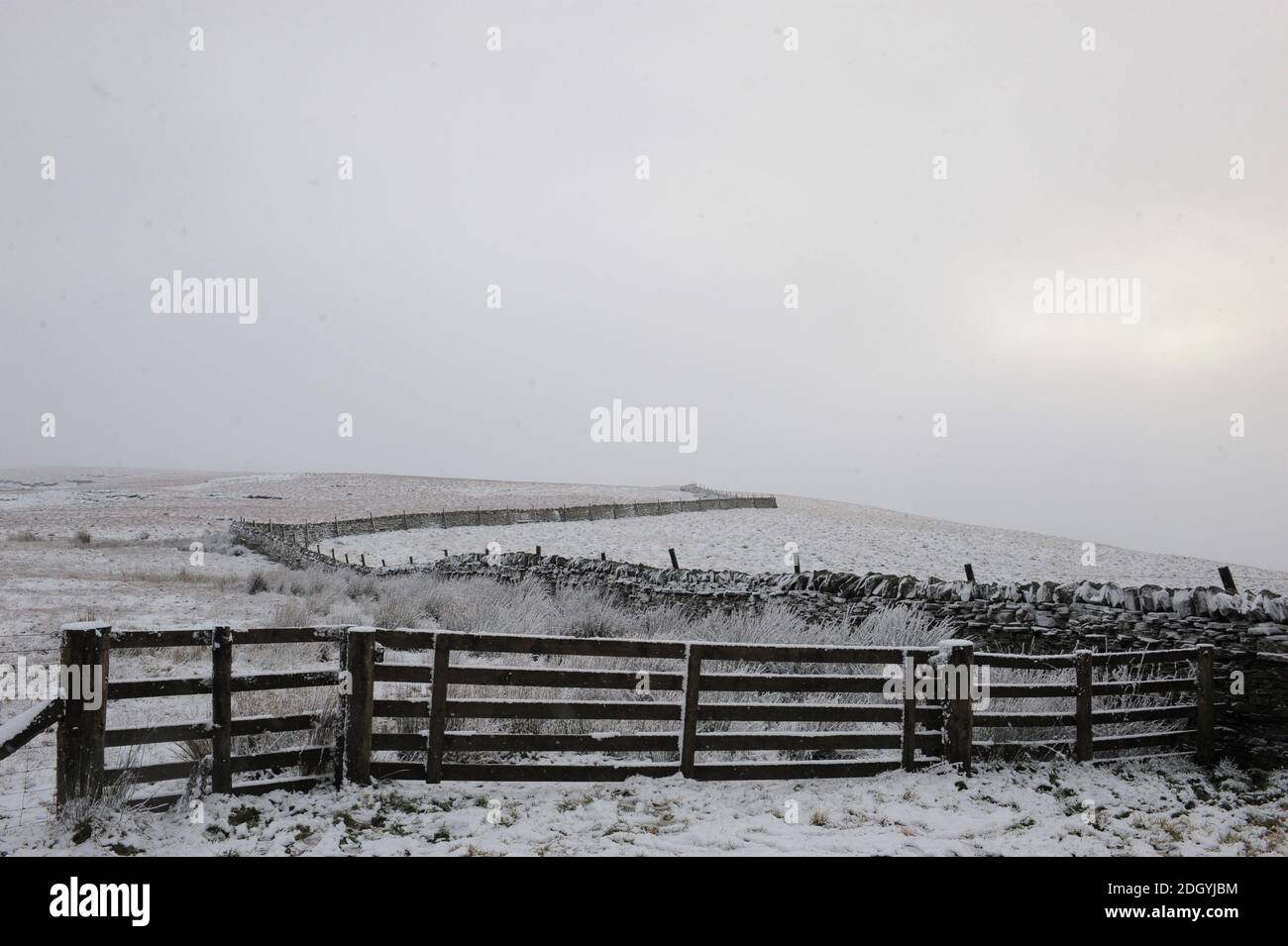Der erste Schnee des Winters auf der A689 an der Grenze zwischen Grafschaft Durham und Cumbria, Stockfoto