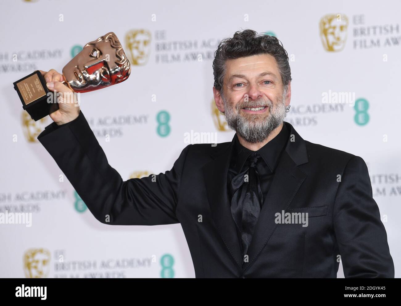 Andy Serkis mit seiner Auszeichnung für herausragenden britischen Beitrag zum Kino bei den 73. British Academy Film Awards in der Royal Albert Hall, London. Bildnachweis sollte lauten: Doug Peters/EMPICS Stockfoto