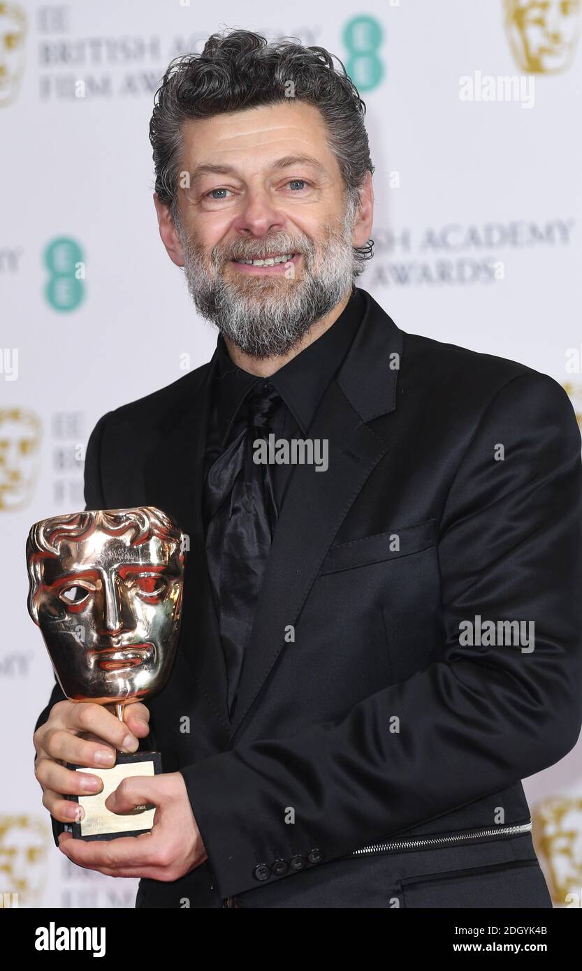 Andy Serkis mit seiner Auszeichnung für herausragenden britischen Beitrag zum Kino bei den 73. British Academy Film Awards in der Royal Albert Hall, London. Bildnachweis sollte lauten: Doug Peters/EMPICS Stockfoto