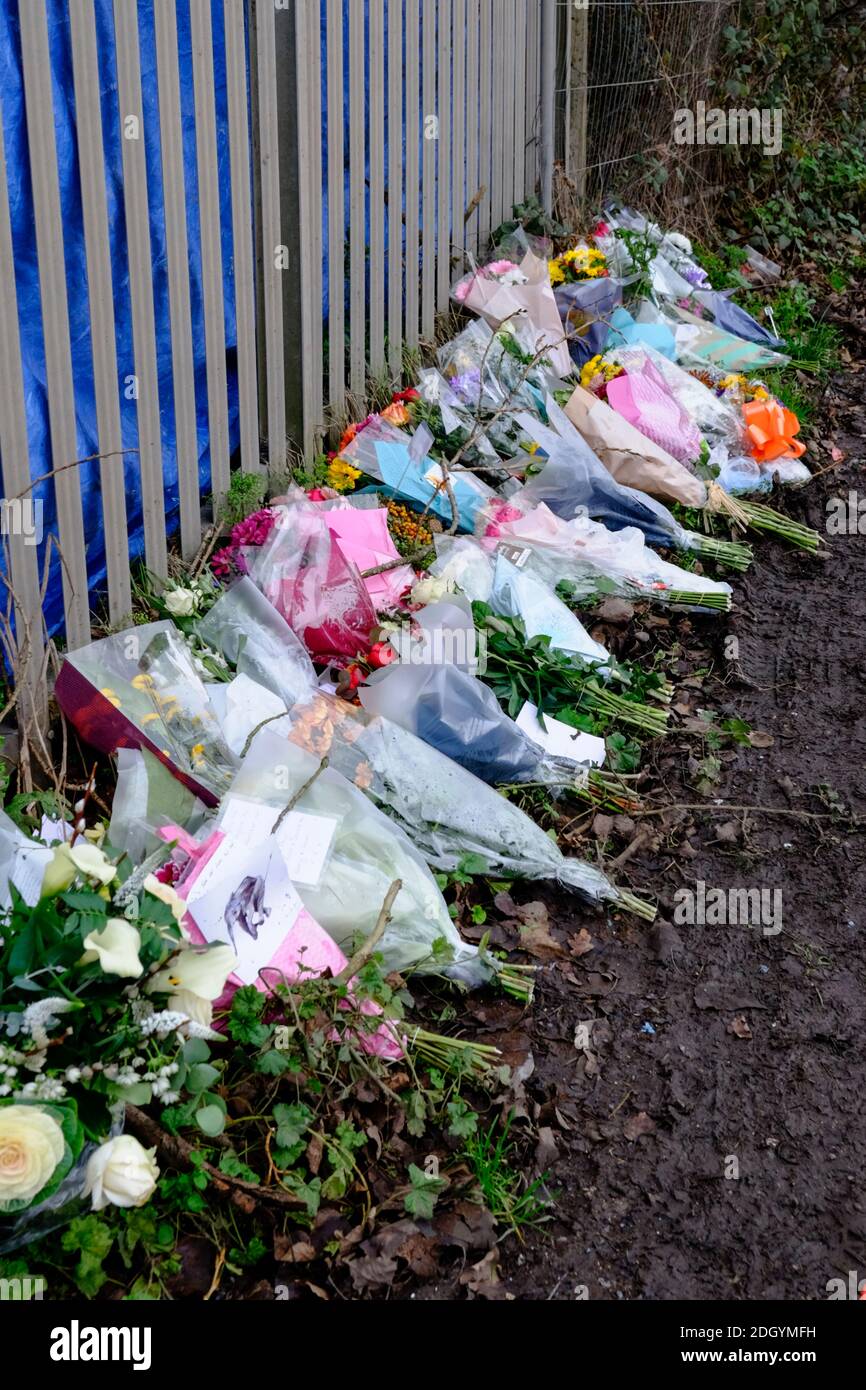 Bristol, Großbritannien. Dezember 2020. Neben der Wasserfabrik Wessex, wo am 3. Dezember 4 Arbeiter bei einer Explosion tragisch ums Leben kamen, wurden Blumengebete aufgestellt. Kredit: JMF Nachrichten/Alamy Live Nachrichten Stockfoto