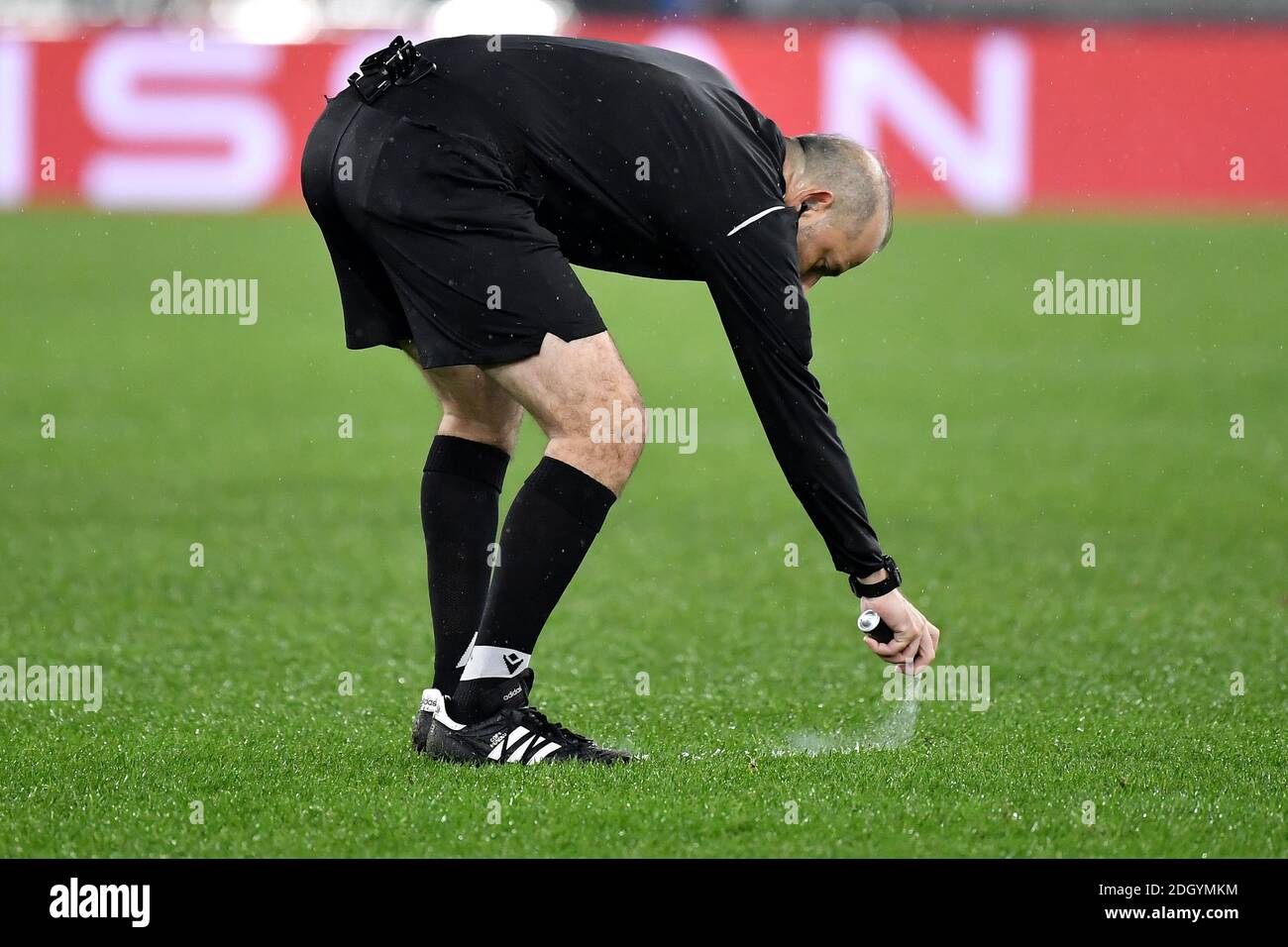 Rom, Italien. Dezember 2020. Schiedsrichter Cuneyt Cakir sprüht Schaum während des Champions League Group Stage F Fußballspiels zwischen SS Lazio und Club Brugge im Olimpic Stadion in Rom (Italien), 8. Dezember 2020. Foto Andrea Staccioli/Insidefoto Kredit: Insidefoto srl/Alamy Live News Stockfoto