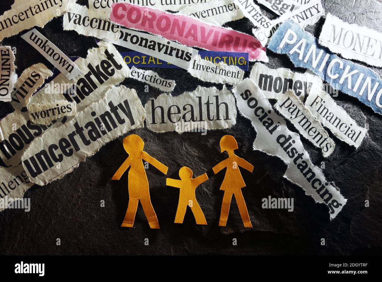 Schlagzeilen in den Nachrichtenmedien Familie und Coronavirus Stockfoto